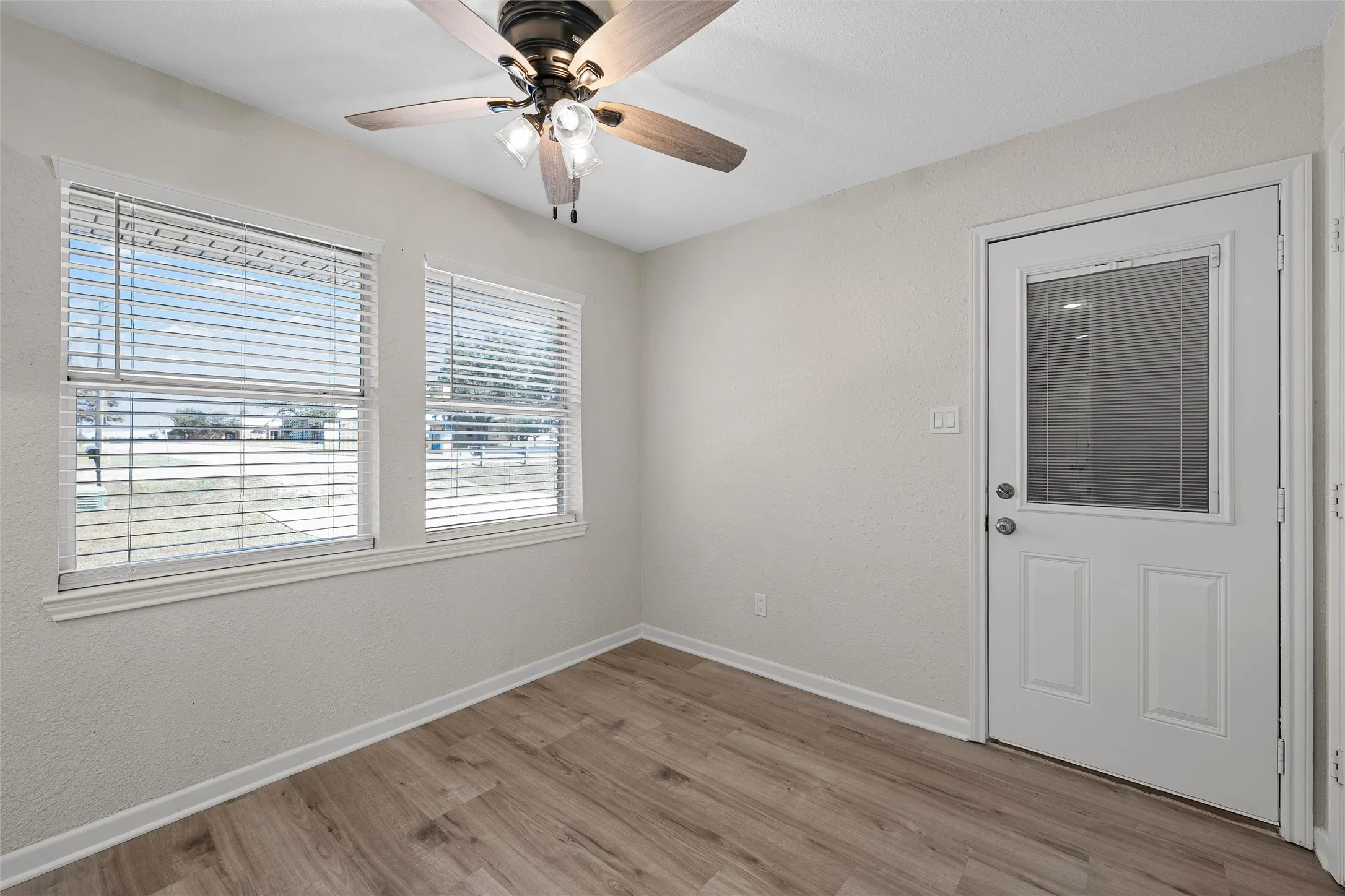 Single Family Residence For Sale in Mc Lennan County , 1006 Eagle Drive, Bruceville Eddy, Texas 76524, 3 Bedroom, 2 Bathroom, 2 Garage spaces, 1,580 Sqft, built in 1979, mls#21347010, Real Estate Agent in Bruceville Eddy, Homes For Sale in Mc Lennan county, Homes For Sale in Bruceville Eddy, Realtor in Bruceville Eddy Texas, Real Estate Brokerage Independent Realty Texas, Luminita Cordes Realtor