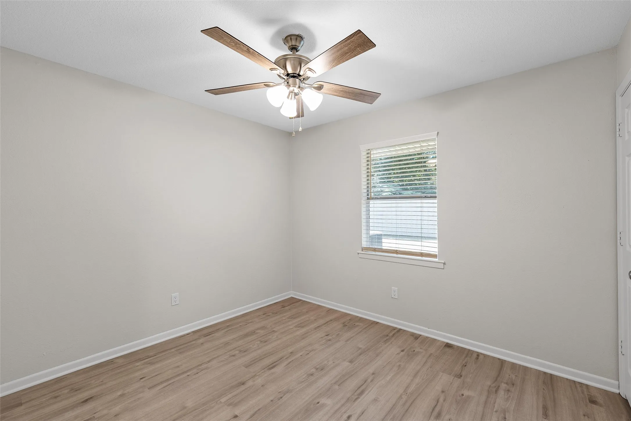 Single Family Residence For Sale in Mc Lennan County , 1006 Eagle Drive, Bruceville Eddy, Texas 76524, 3 Bedroom, 2 Bathroom, 2 Garage spaces, 1,580 Sqft, built in 1979, mls#21347010, Real Estate Agent in Bruceville Eddy, Homes For Sale in Mc Lennan county, Homes For Sale in Bruceville Eddy, Realtor in Bruceville Eddy Texas, Real Estate Brokerage Independent Realty Texas, Luminita Cordes Realtor