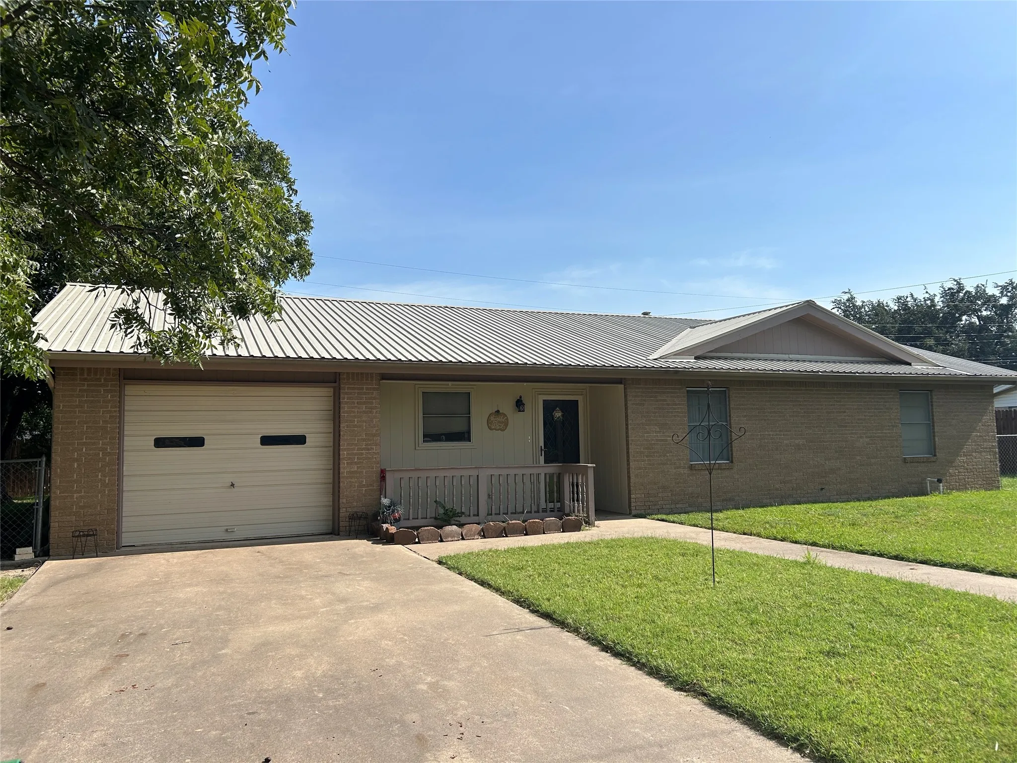 Single Family Residence For Sale in Mills County , 1810 Peach, Goldthwaite, Texas 76844, 3 Bedroom, 2 Bathroom, 1 Garage spaces, 1,334 Sqft, built in 1975, mls#21344988, Real Estate Agent in Goldthwaite, Homes For Sale in Mills county, Homes For Sale in Goldthwaite, Realtor in Goldthwaite Texas, Real Estate Brokerage Independent Realty Texas, Luminita Cordes Realtor
