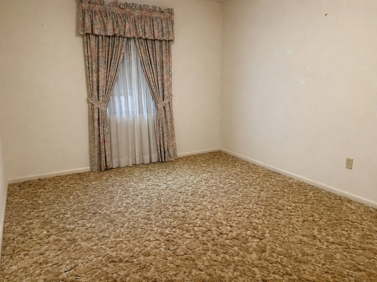 Single Family Residence For Sale in Mills County , 1810 Peach, Goldthwaite, Texas 76844, 3 Bedroom, 2 Bathroom, 1 Garage spaces, 1,334 Sqft, built in 1975, mls#21344988, Real Estate Agent in Goldthwaite, Homes For Sale in Mills county, Homes For Sale in Goldthwaite, Realtor in Goldthwaite Texas, Real Estate Brokerage Independent Realty Texas, Luminita Cordes Realtor