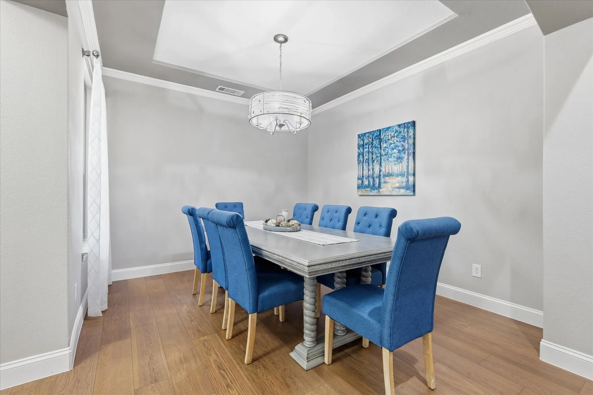Tray ceiling with recessed lighting