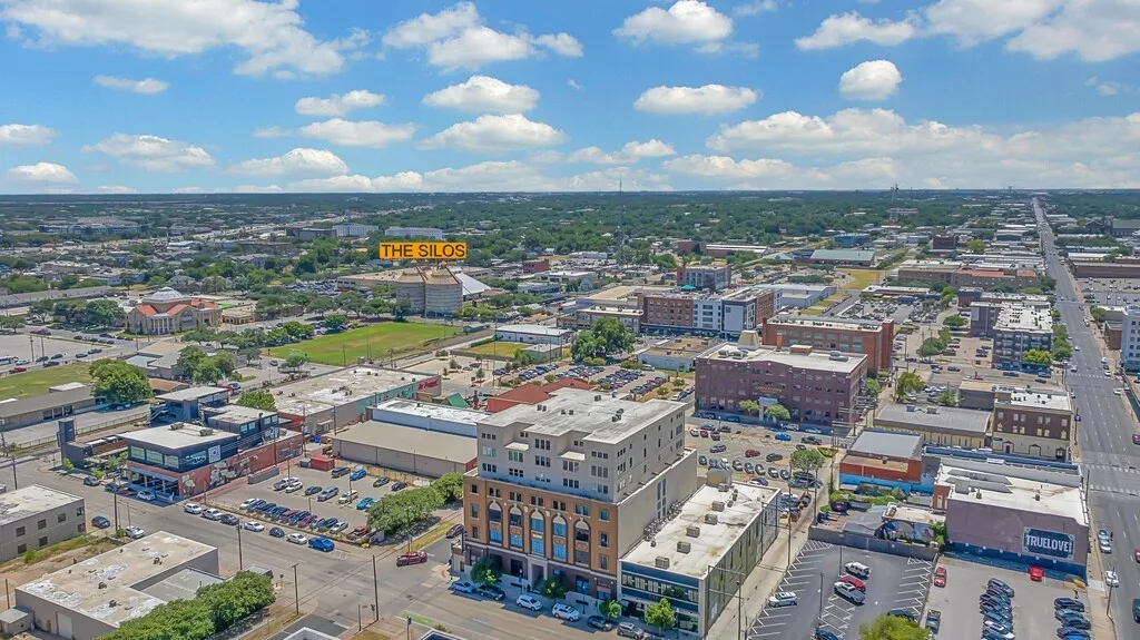 Condominium For Sale in Mc Lennan County , 219 S 4th Street 505, Waco, Texas 76701, 1 Bedroom, 1 Bathroom, Garage spaces, 813 Sqft, built in 1913, mls#21346600, Real Estate Agent in Waco, Homes For Sale in Mc Lennan county, Homes For Sale in Waco, Realtor in Waco Texas, Real Estate Brokerage Independent Realty Texas, Luminita Cordes Realtor