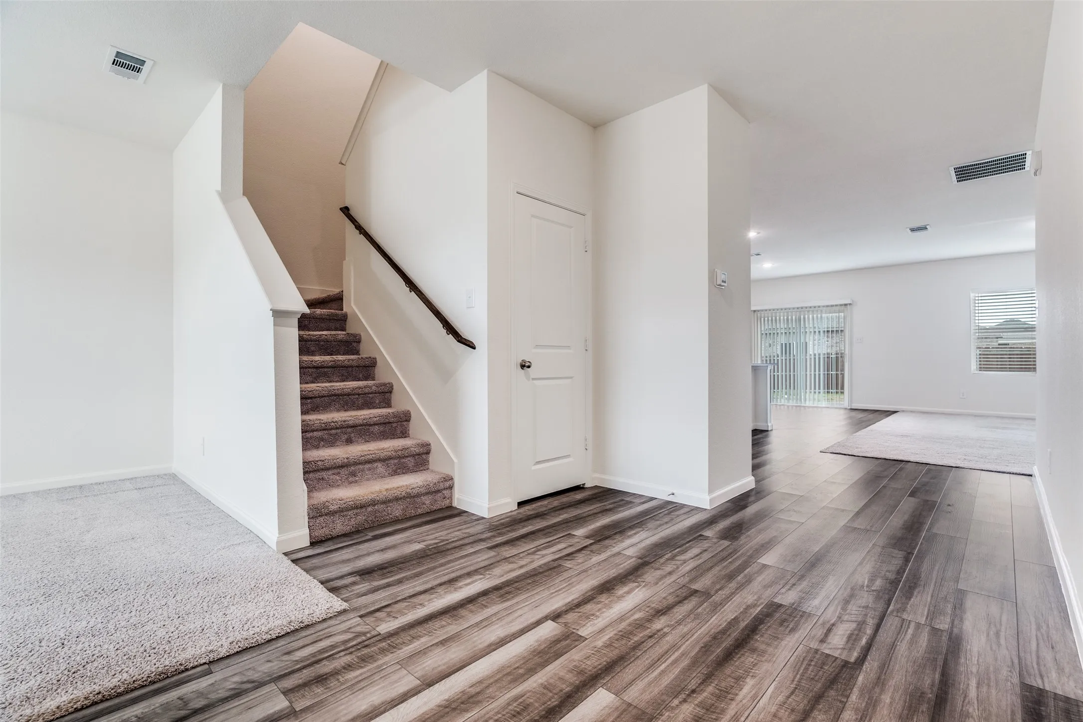 Single Family Residence For Rent in Ellis County , 2621 Sagebrush Drive, Glenn Heights, Texas 75154, 5 Bedroom, 3 Bathroom, 2 Garage spaces, 2,722 Sqft, built in 2022, mls#21347771, Real Estate Agent in Glenn Heights, Homes For Rent in Ellis county, Homes For Rent in Glenn Heights, Realtor in Glenn Heights Texas, Real Estate Brokerage Independent Realty Texas, Luminita Cordes Realtor