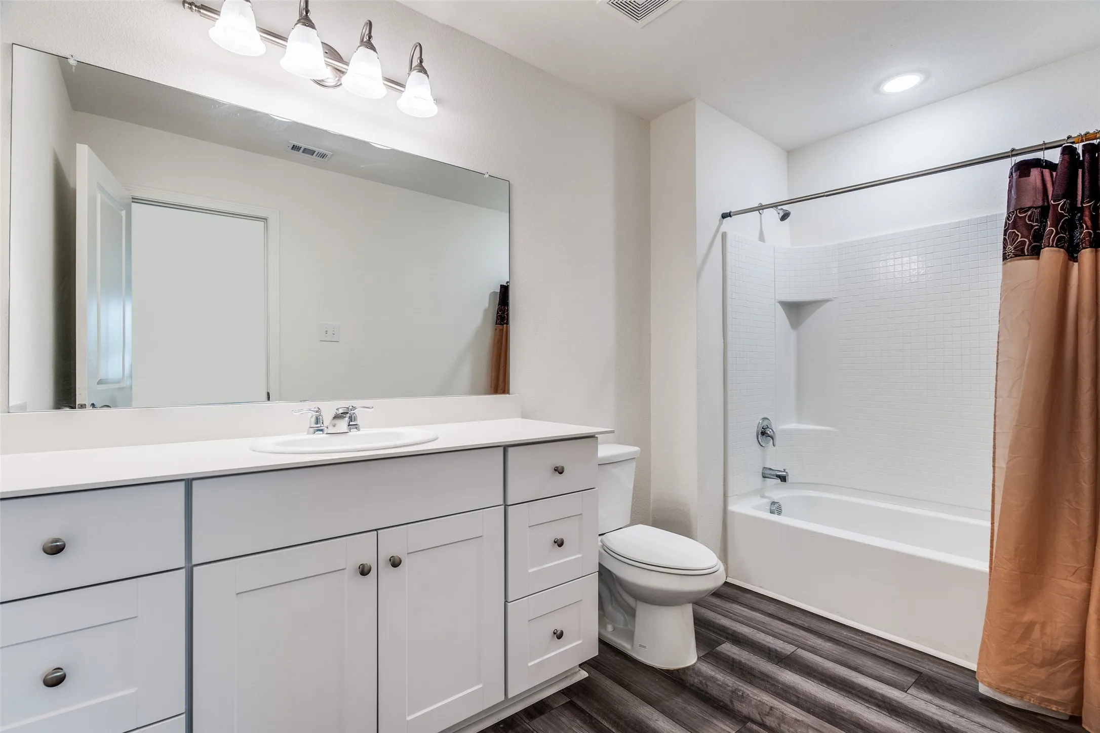 Single Family Residence For Rent in Ellis County , 2621 Sagebrush Drive, Glenn Heights, Texas 75154, 5 Bedroom, 3 Bathroom, 2 Garage spaces, 2,722 Sqft, built in 2022, mls#21347771, Real Estate Agent in Glenn Heights, Homes For Rent in Ellis county, Homes For Rent in Glenn Heights, Realtor in Glenn Heights Texas, Real Estate Brokerage Independent Realty Texas, Luminita Cordes Realtor