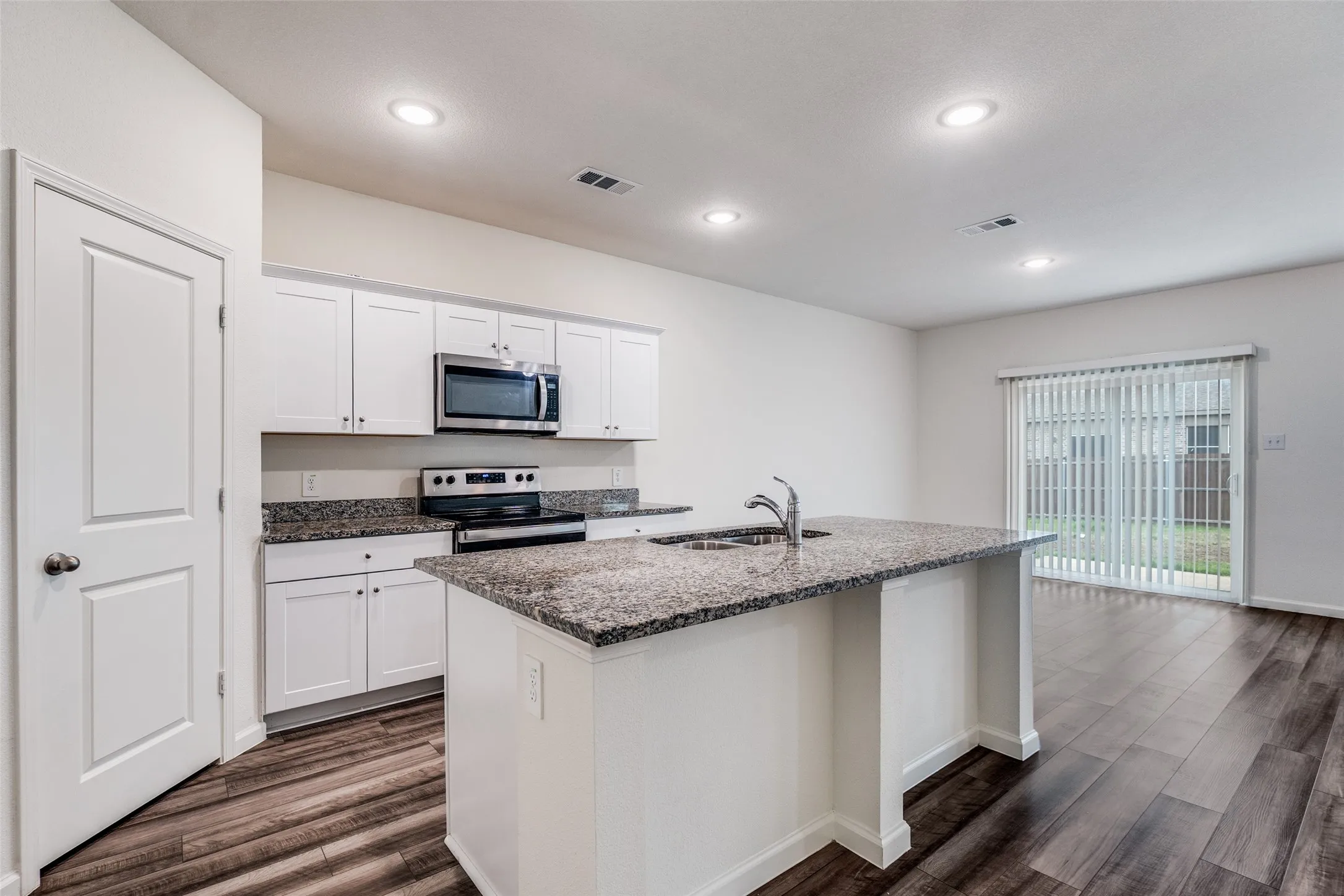 Single Family Residence For Rent in Ellis County , 2621 Sagebrush Drive, Glenn Heights, Texas 75154, 5 Bedroom, 3 Bathroom, 2 Garage spaces, 2,722 Sqft, built in 2022, mls#21347771, Real Estate Agent in Glenn Heights, Homes For Rent in Ellis county, Homes For Rent in Glenn Heights, Realtor in Glenn Heights Texas, Real Estate Brokerage Independent Realty Texas, Luminita Cordes Realtor