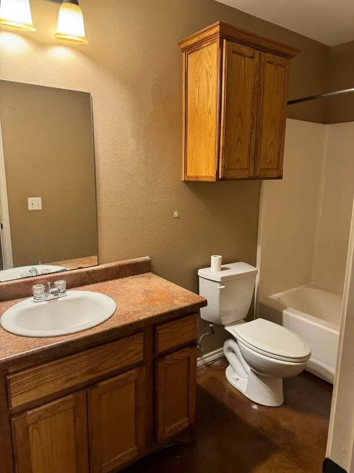 140 Bell St- Bathroom 1