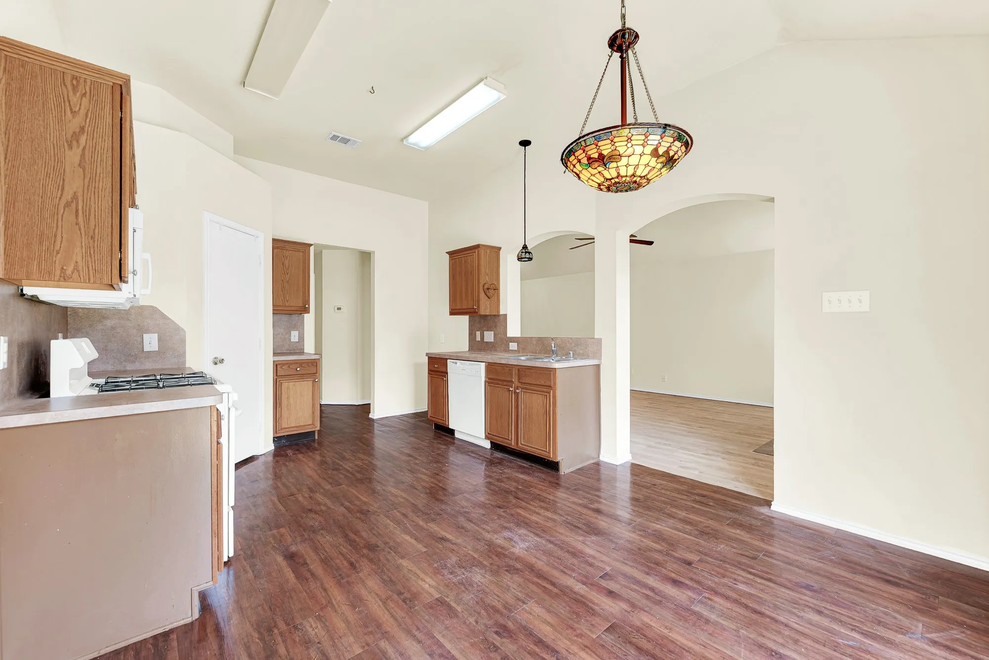 Single Family Residence For Rent in Collin County , 9005 Warren Drive, Mc Kinney, Texas 75071, 3 Bedroom, 2 Bathroom, 2 Garage spaces, 1,421 Sqft, built in 2002, mls#21345238, Real Estate Agent in Mc Kinney, Homes For Rent in Collin county, Homes For Rent in Mc Kinney, Realtor in Mc Kinney Texas, Real Estate Brokerage Independent Realty Texas, Luminita Cordes Realtor