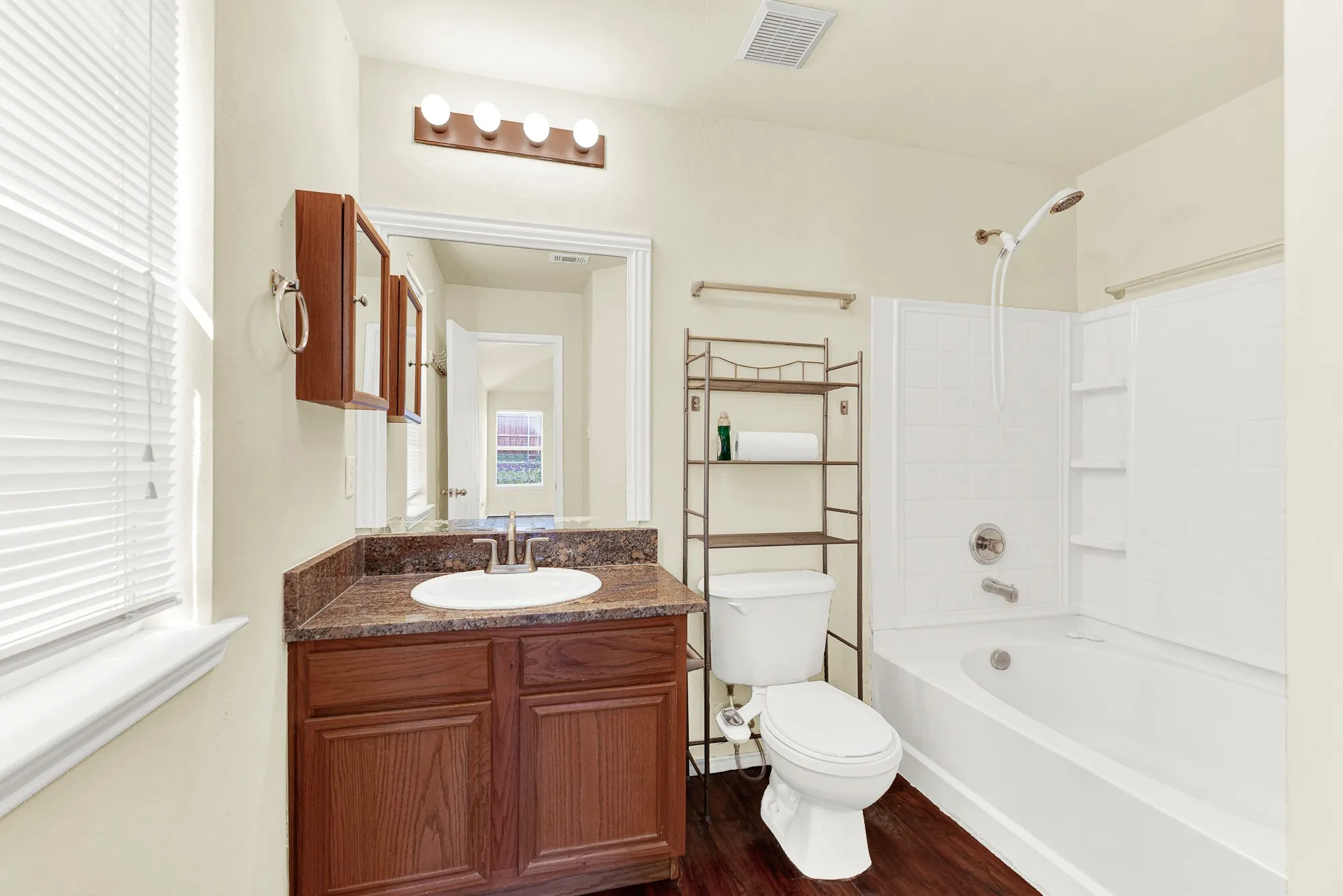 Single Family Residence For Rent in Collin County , 9005 Warren Drive, Mc Kinney, Texas 75071, 3 Bedroom, 2 Bathroom, 2 Garage spaces, 1,421 Sqft, built in 2002, mls#21345238, Real Estate Agent in Mc Kinney, Homes For Rent in Collin county, Homes For Rent in Mc Kinney, Realtor in Mc Kinney Texas, Real Estate Brokerage Independent Realty Texas, Luminita Cordes Realtor