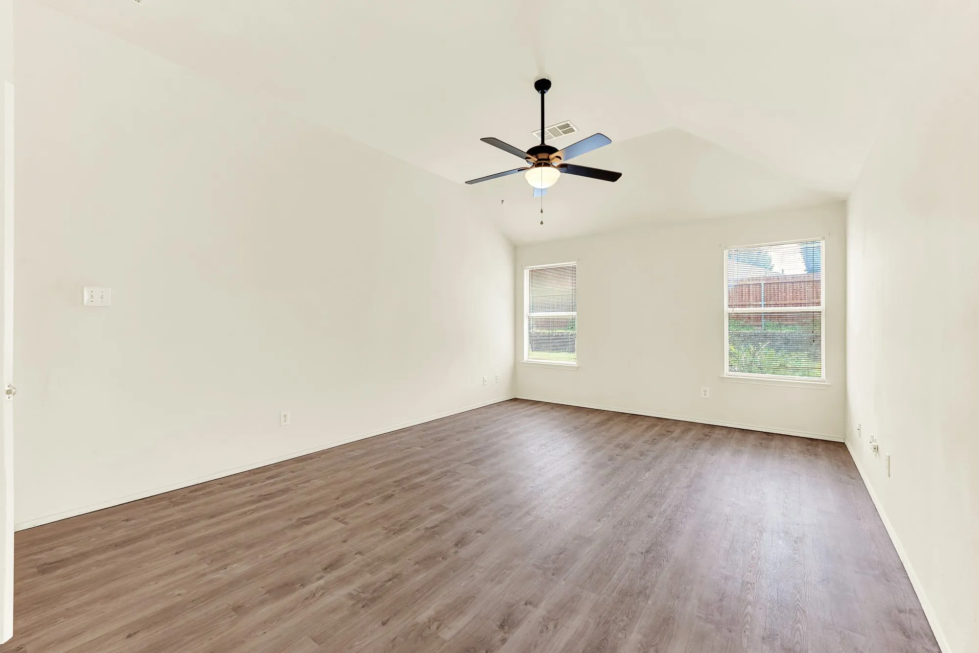 Single Family Residence For Rent in Collin County , 9005 Warren Drive, Mc Kinney, Texas 75071, 3 Bedroom, 2 Bathroom, 2 Garage spaces, 1,421 Sqft, built in 2002, mls#21345238, Real Estate Agent in Mc Kinney, Homes For Rent in Collin county, Homes For Rent in Mc Kinney, Realtor in Mc Kinney Texas, Real Estate Brokerage Independent Realty Texas, Luminita Cordes Realtor
