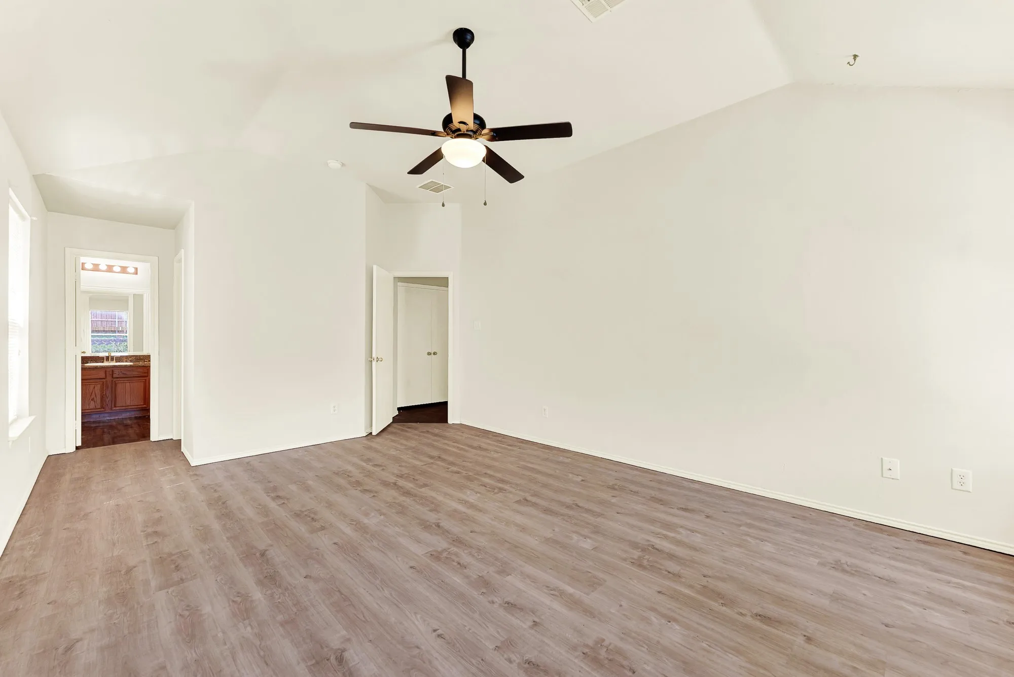 Single Family Residence For Rent in Collin County , 9005 Warren Drive, Mc Kinney, Texas 75071, 3 Bedroom, 2 Bathroom, 2 Garage spaces, 1,421 Sqft, built in 2002, mls#21345238, Real Estate Agent in Mc Kinney, Homes For Rent in Collin county, Homes For Rent in Mc Kinney, Realtor in Mc Kinney Texas, Real Estate Brokerage Independent Realty Texas, Luminita Cordes Realtor