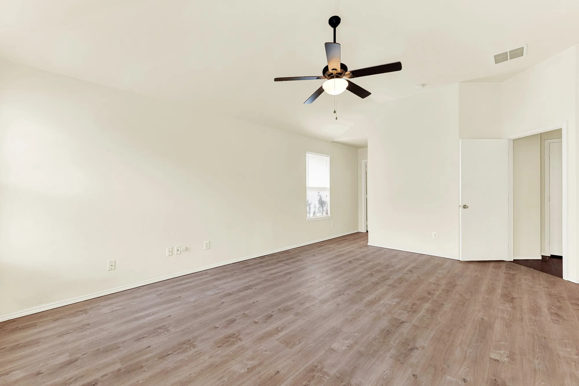 Single Family Residence For Rent in Collin County , 9005 Warren Drive, Mc Kinney, Texas 75071, 3 Bedroom, 2 Bathroom, 2 Garage spaces, 1,421 Sqft, built in 2002, mls#21345238, Real Estate Agent in Mc Kinney, Homes For Rent in Collin county, Homes For Rent in Mc Kinney, Realtor in Mc Kinney Texas, Real Estate Brokerage Independent Realty Texas, Luminita Cordes Realtor