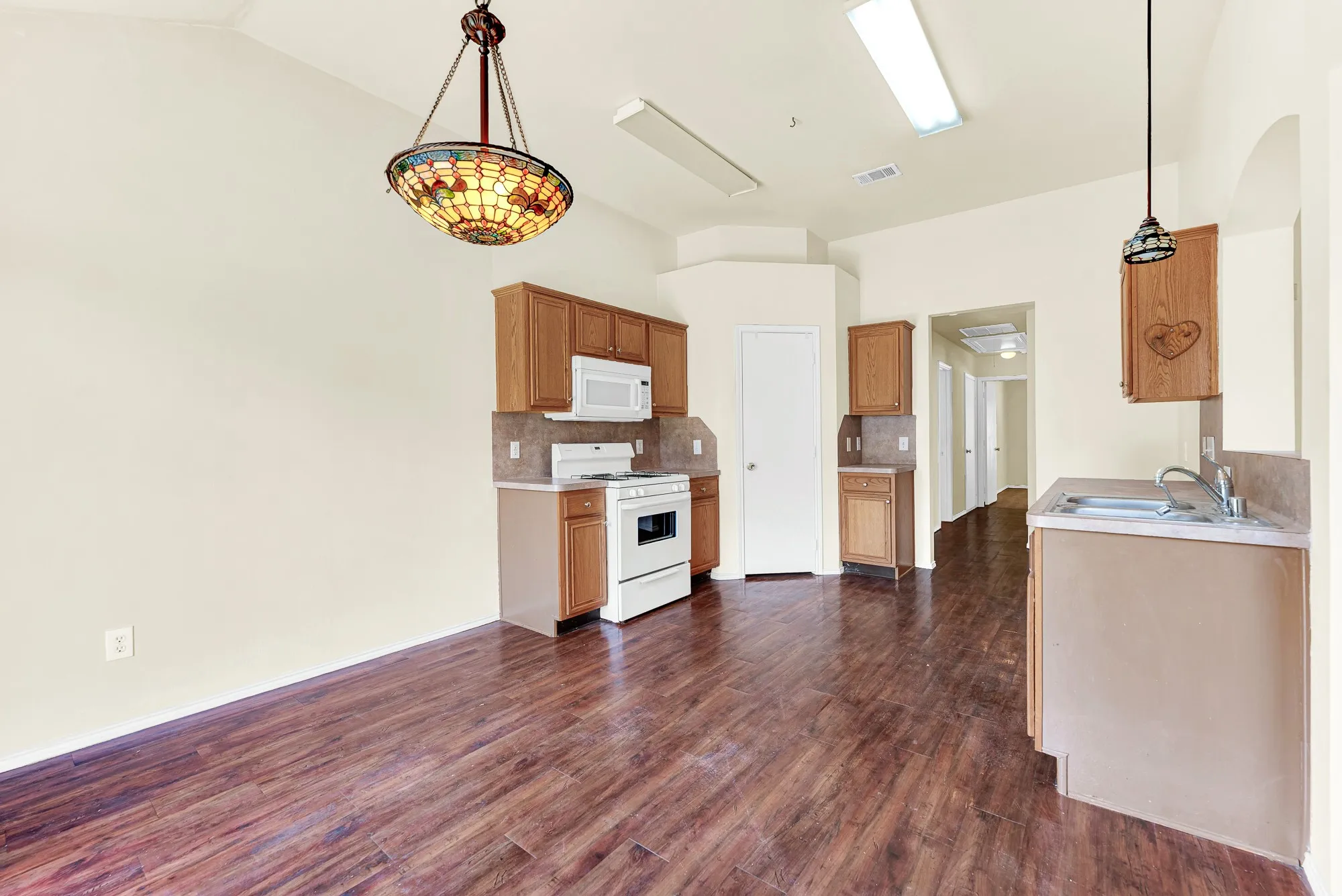 Single Family Residence For Rent in Collin County , 9005 Warren Drive, Mc Kinney, Texas 75071, 3 Bedroom, 2 Bathroom, 2 Garage spaces, 1,421 Sqft, built in 2002, mls#21345238, Real Estate Agent in Mc Kinney, Homes For Rent in Collin county, Homes For Rent in Mc Kinney, Realtor in Mc Kinney Texas, Real Estate Brokerage Independent Realty Texas, Luminita Cordes Realtor