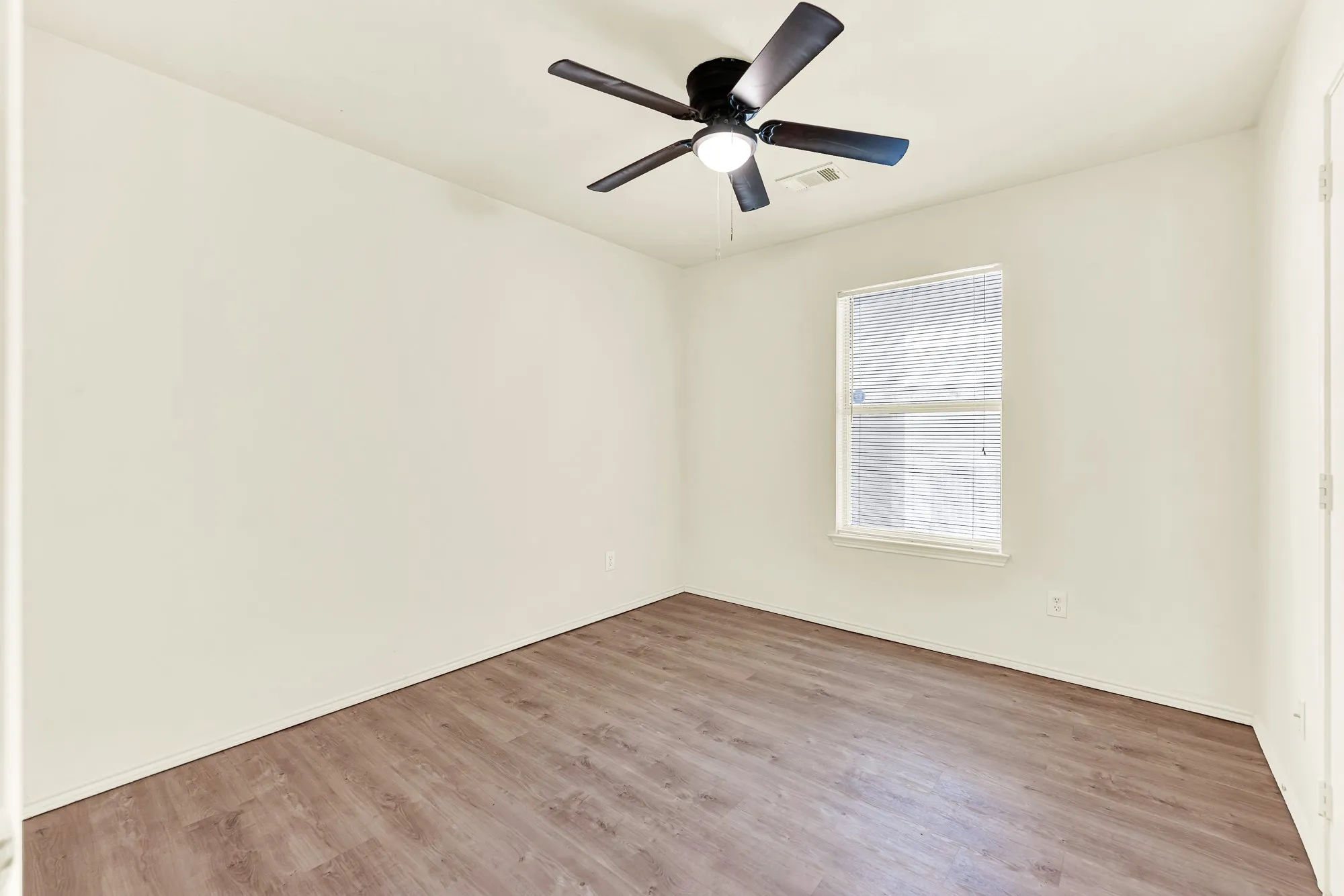 Single Family Residence For Rent in Collin County , 9005 Warren Drive, Mc Kinney, Texas 75071, 3 Bedroom, 2 Bathroom, 2 Garage spaces, 1,421 Sqft, built in 2002, mls#21345238, Real Estate Agent in Mc Kinney, Homes For Rent in Collin county, Homes For Rent in Mc Kinney, Realtor in Mc Kinney Texas, Real Estate Brokerage Independent Realty Texas, Luminita Cordes Realtor