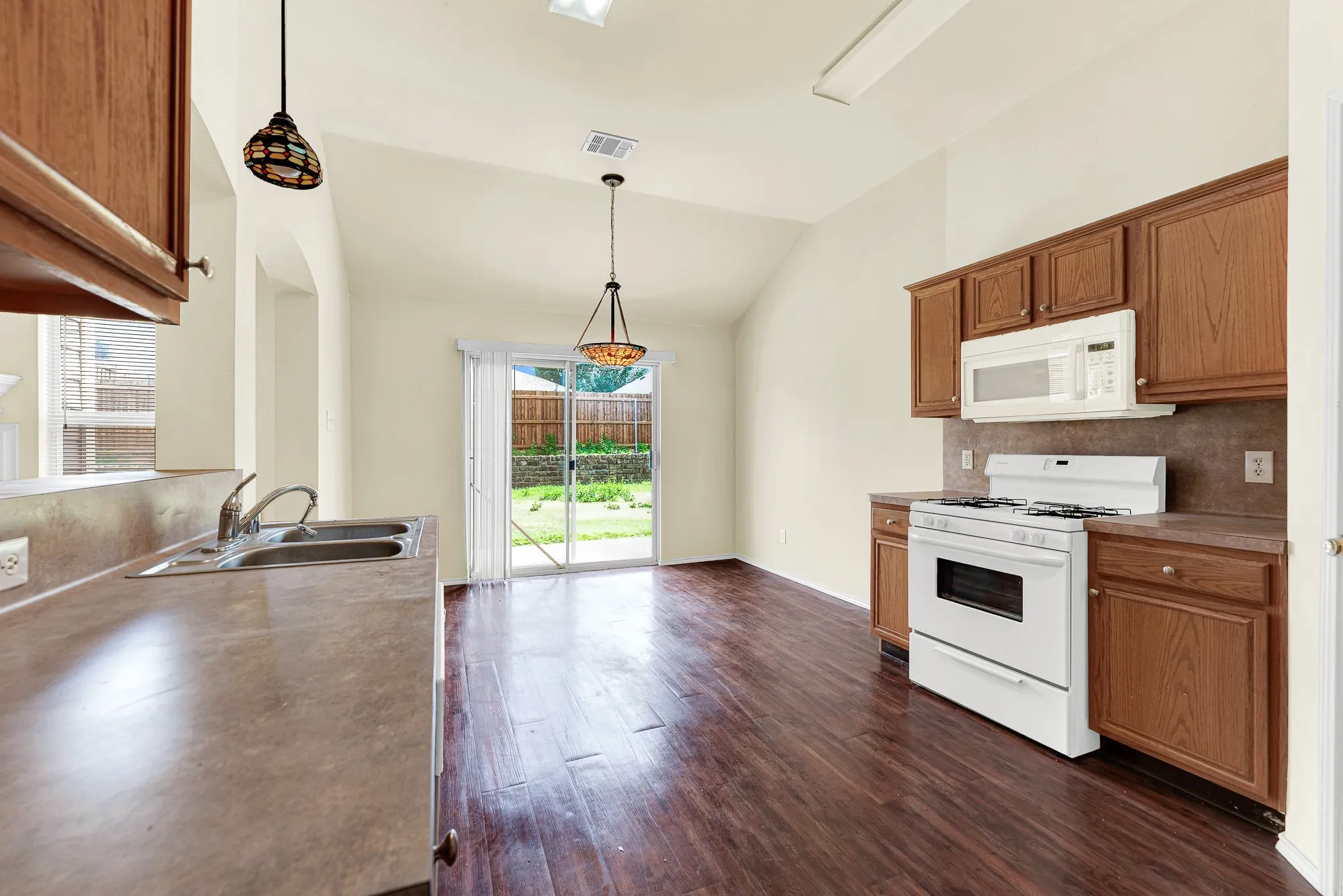 Single Family Residence For Rent in Collin County , 9005 Warren Drive, Mc Kinney, Texas 75071, 3 Bedroom, 2 Bathroom, 2 Garage spaces, 1,421 Sqft, built in 2002, mls#21345238, Real Estate Agent in Mc Kinney, Homes For Rent in Collin county, Homes For Rent in Mc Kinney, Realtor in Mc Kinney Texas, Real Estate Brokerage Independent Realty Texas, Luminita Cordes Realtor