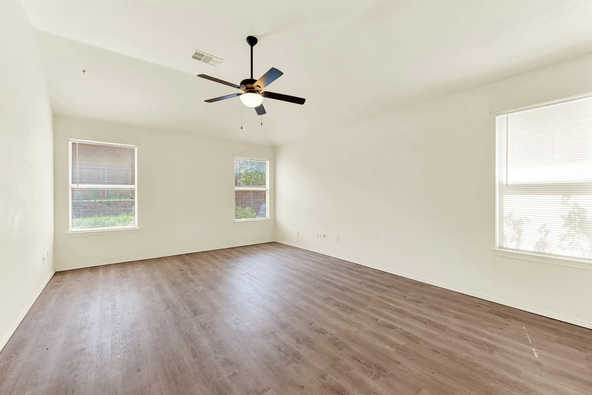 Single Family Residence For Rent in Collin County , 9005 Warren Drive, Mc Kinney, Texas 75071, 3 Bedroom, 2 Bathroom, 2 Garage spaces, 1,421 Sqft, built in 2002, mls#21345238, Real Estate Agent in Mc Kinney, Homes For Rent in Collin county, Homes For Rent in Mc Kinney, Realtor in Mc Kinney Texas, Real Estate Brokerage Independent Realty Texas, Luminita Cordes Realtor
