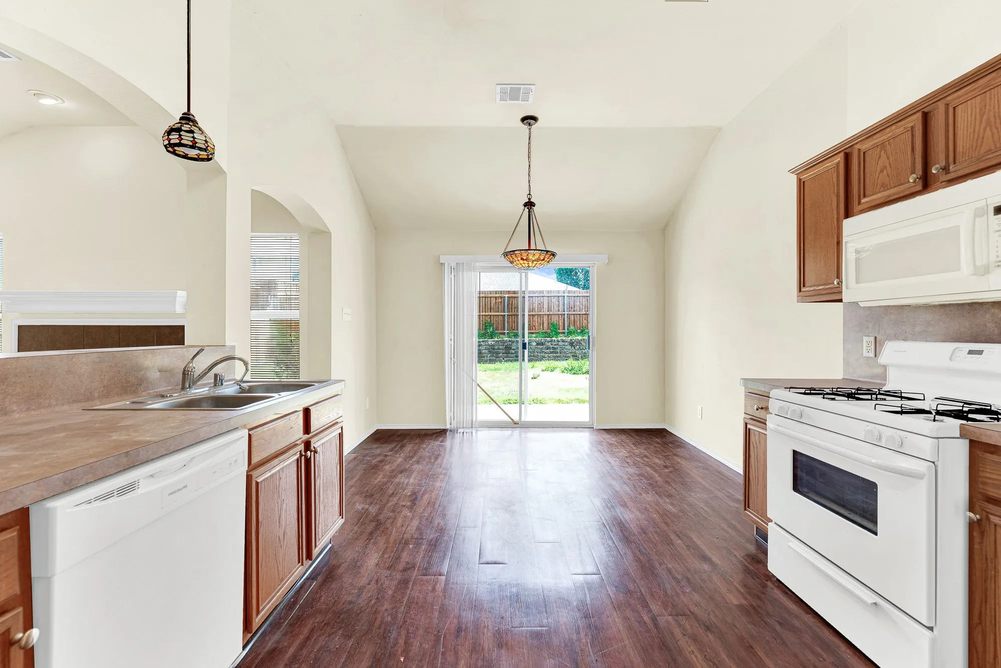 Single Family Residence For Rent in Collin County , 9005 Warren Drive, Mc Kinney, Texas 75071, 3 Bedroom, 2 Bathroom, 2 Garage spaces, 1,421 Sqft, built in 2002, mls#21345238, Real Estate Agent in Mc Kinney, Homes For Rent in Collin county, Homes For Rent in Mc Kinney, Realtor in Mc Kinney Texas, Real Estate Brokerage Independent Realty Texas, Luminita Cordes Realtor