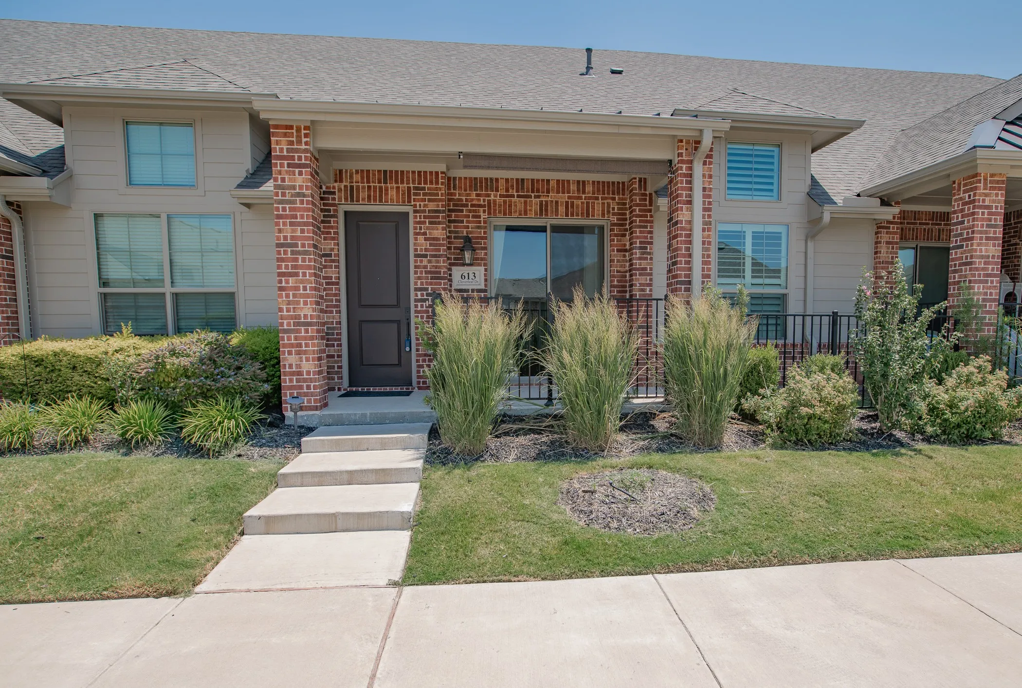 Townhouse For Sale in Collin County , 613 Cloverleaf Drive, Wylie, Texas 75098, 3 Bedroom, 3 Bathroom, 2 Garage spaces, 1,701 Sqft, built in 2022, mls#21347814, Real Estate Agent in Wylie, Homes For Sale in Collin county, Homes For Sale in Wylie, Realtor in Wylie Texas, Real Estate Brokerage Independent Realty Texas, Luminita Cordes Realtor