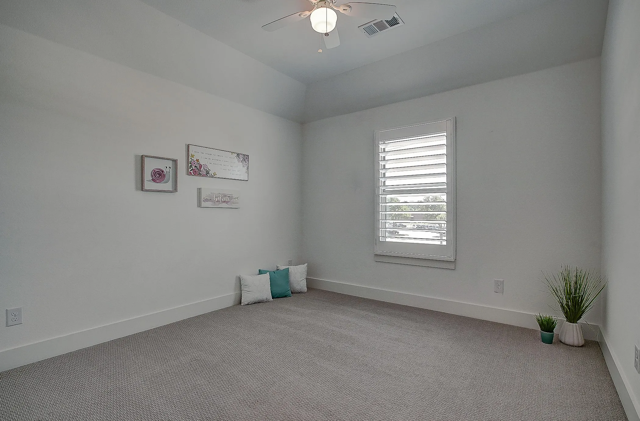 Townhouse For Sale in Collin County , 613 Cloverleaf Drive, Wylie, Texas 75098, 3 Bedroom, 3 Bathroom, 2 Garage spaces, 1,701 Sqft, built in 2022, mls#21347814, Real Estate Agent in Wylie, Homes For Sale in Collin county, Homes For Sale in Wylie, Realtor in Wylie Texas, Real Estate Brokerage Independent Realty Texas, Luminita Cordes Realtor