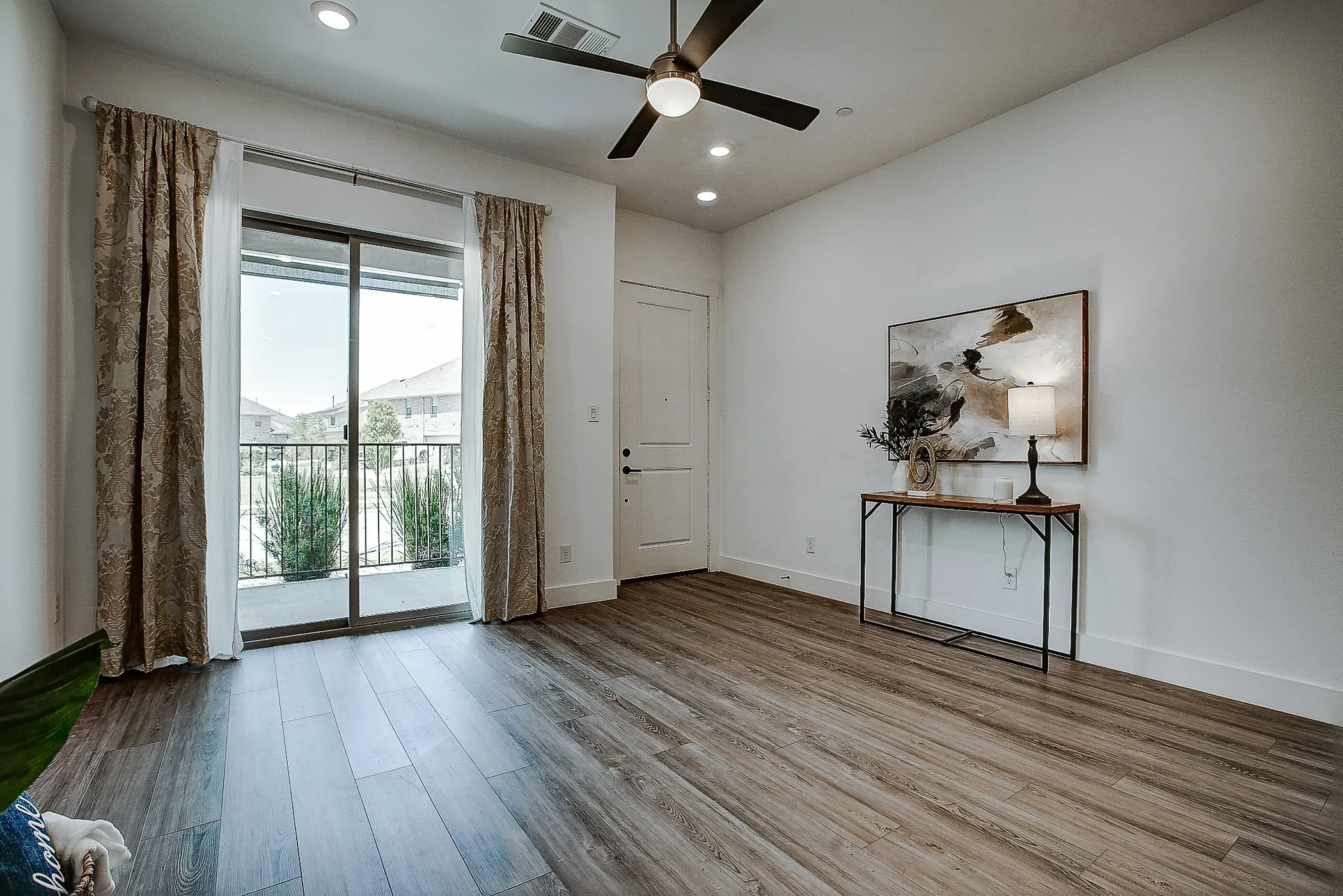 Townhouse For Sale in Collin County , 613 Cloverleaf Drive, Wylie, Texas 75098, 3 Bedroom, 3 Bathroom, 2 Garage spaces, 1,701 Sqft, built in 2022, mls#21347814, Real Estate Agent in Wylie, Homes For Sale in Collin county, Homes For Sale in Wylie, Realtor in Wylie Texas, Real Estate Brokerage Independent Realty Texas, Luminita Cordes Realtor