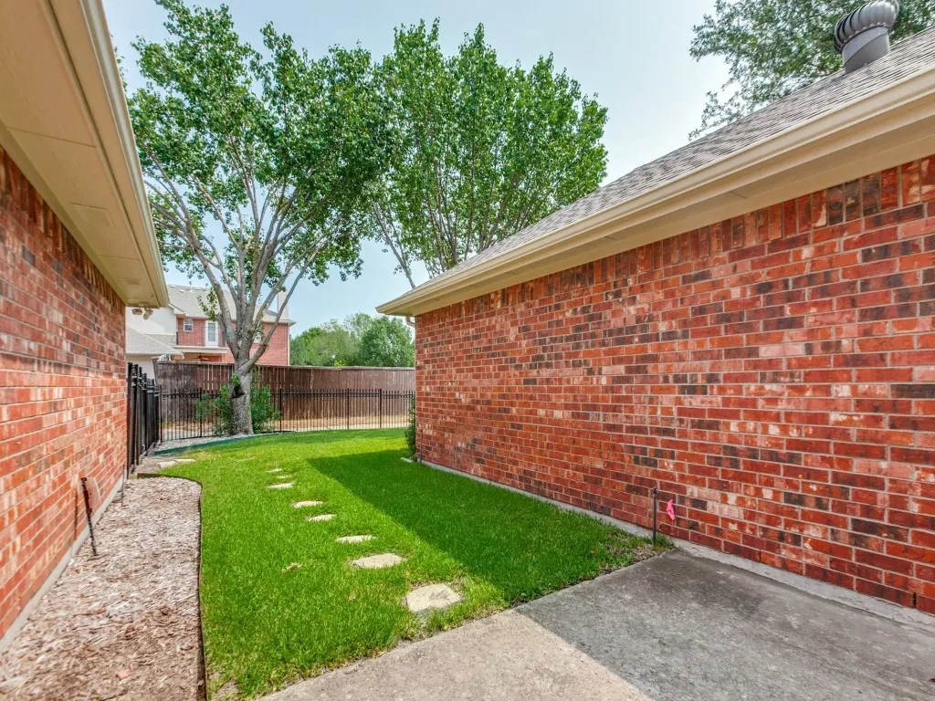 Single Family Residence For Sale in Dallas County , 609 Weeping Willow Road, Garland, Texas 75044, 4 Bedroom, 2 Bathroom, 2 Garage spaces, 2,202 Sqft, built in 1999, mls#21347809, Real Estate Agent in Garland, Homes For Sale in Dallas county, Homes For Sale in Garland, Realtor in Garland Texas, Real Estate Brokerage Independent Realty Texas, Luminita Cordes Realtor