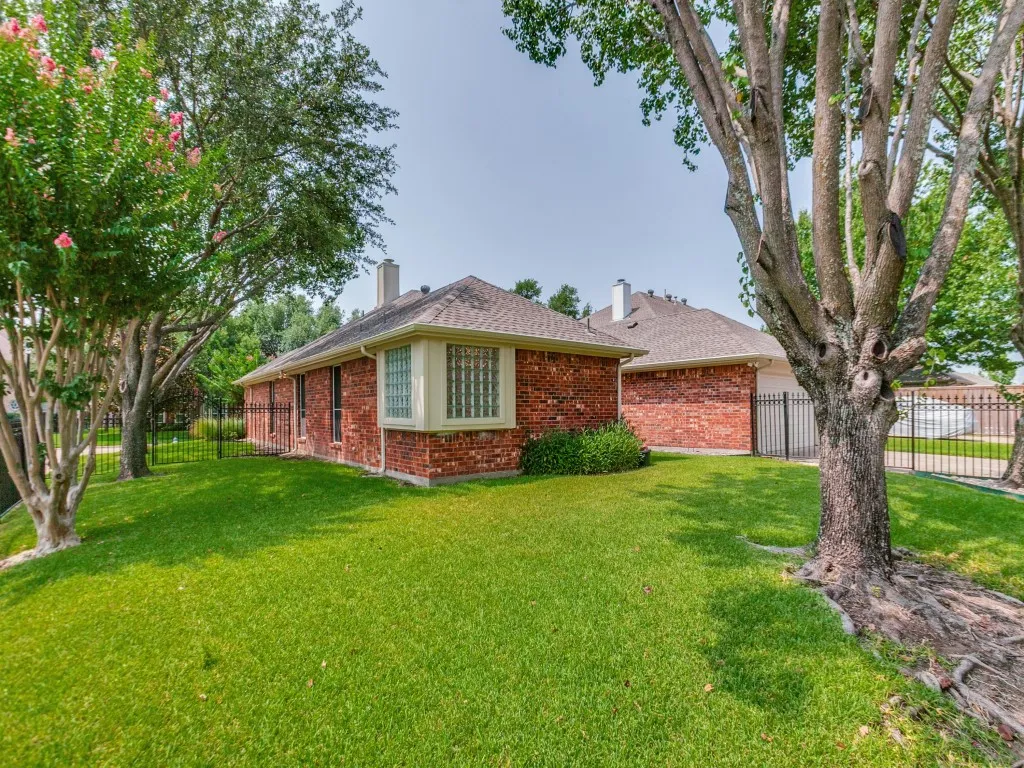 Single Family Residence For Sale in Dallas County , 609 Weeping Willow Road, Garland, Texas 75044, 4 Bedroom, 2 Bathroom, 2 Garage spaces, 2,202 Sqft, built in 1999, mls#21347809, Real Estate Agent in Garland, Homes For Sale in Dallas county, Homes For Sale in Garland, Realtor in Garland Texas, Real Estate Brokerage Independent Realty Texas, Luminita Cordes Realtor