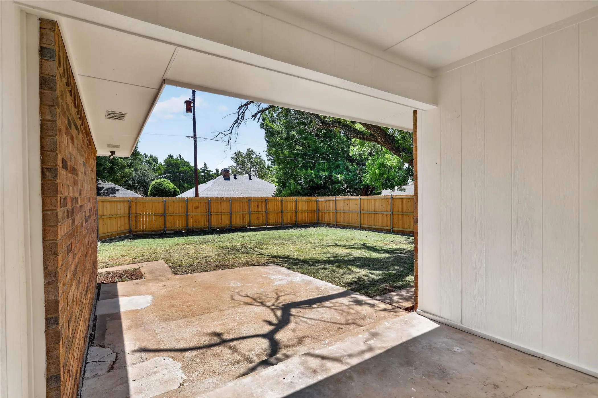 Single Family Residence For Sale in Dallas County , 1830 Hillcroft Drive, Duncanville, Texas 75137, 3 Bedroom, 2 Bathroom, 2 Garage spaces, 1,640 Sqft, built in 1979, mls#21308935, Real Estate Agent in Duncanville, Homes For Sale in Dallas county, Homes For Sale in Duncanville, Realtor in Duncanville Texas, Real Estate Brokerage Independent Realty Texas, Luminita Cordes Realtor