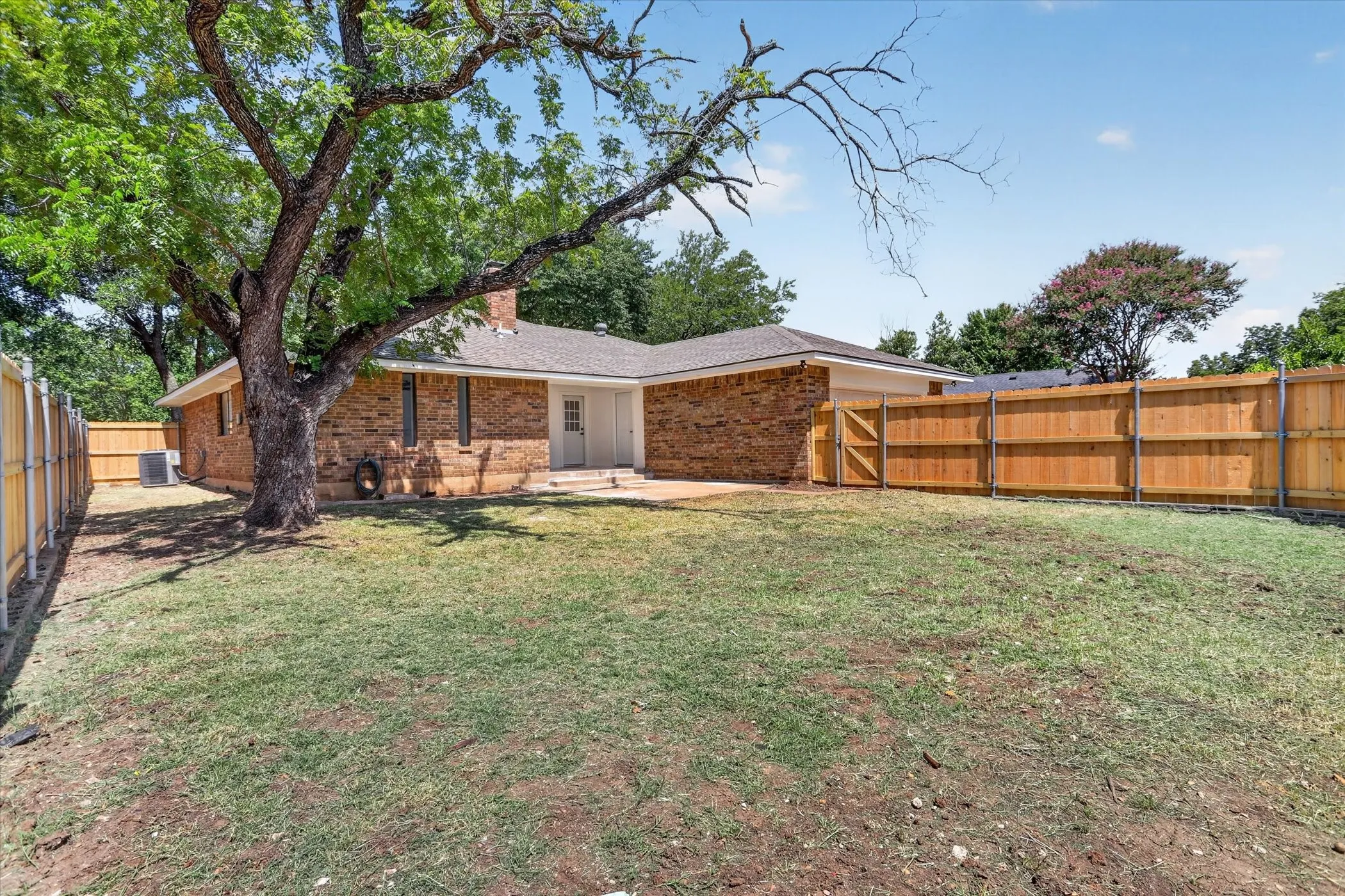 Single Family Residence For Sale in Dallas County , 1830 Hillcroft Drive, Duncanville, Texas 75137, 3 Bedroom, 2 Bathroom, 2 Garage spaces, 1,640 Sqft, built in 1979, mls#21308935, Real Estate Agent in Duncanville, Homes For Sale in Dallas county, Homes For Sale in Duncanville, Realtor in Duncanville Texas, Real Estate Brokerage Independent Realty Texas, Luminita Cordes Realtor
