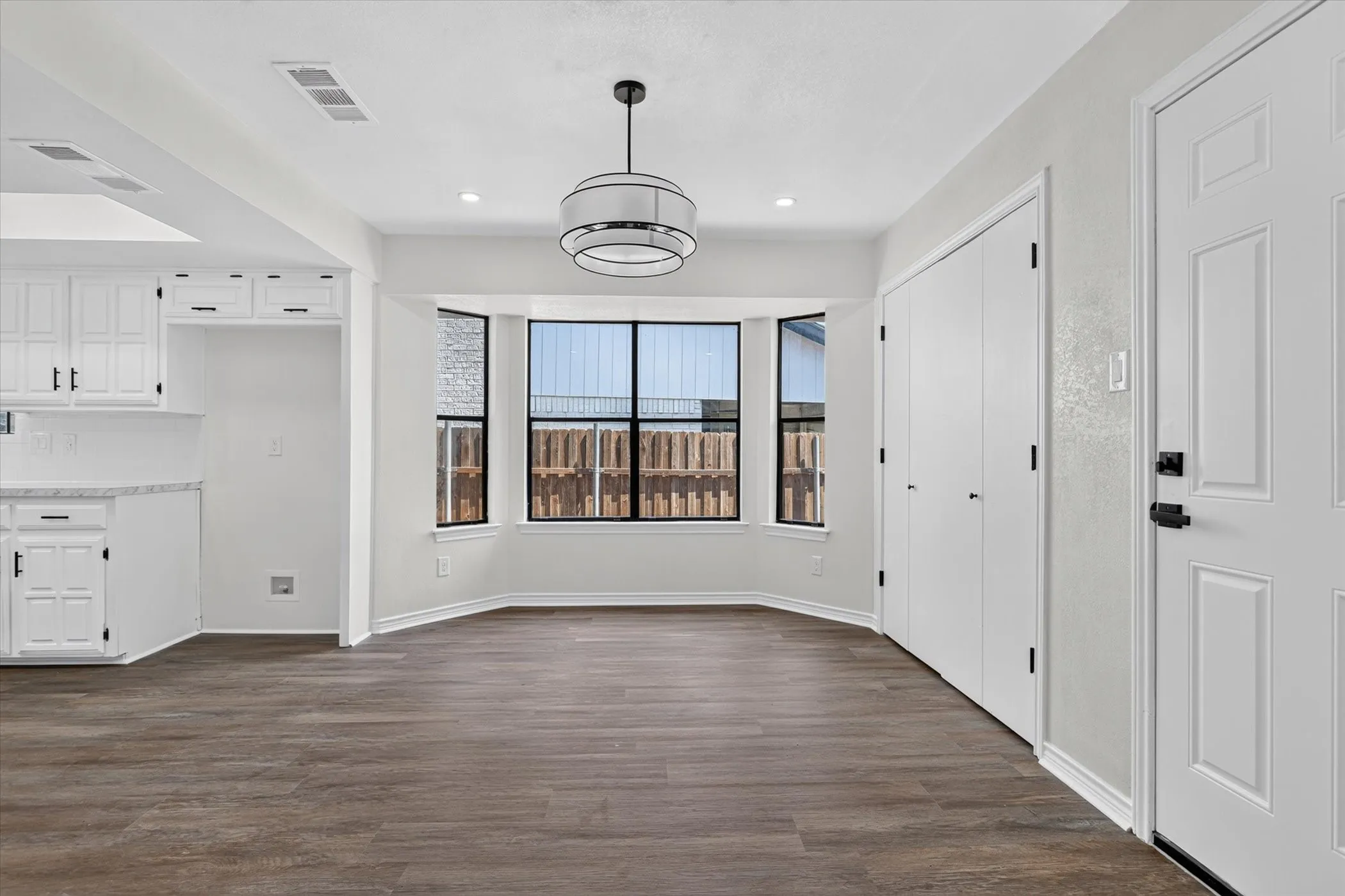 Single Family Residence For Sale in Dallas County , 1830 Hillcroft Drive, Duncanville, Texas 75137, 3 Bedroom, 2 Bathroom, 2 Garage spaces, 1,640 Sqft, built in 1979, mls#21308935, Real Estate Agent in Duncanville, Homes For Sale in Dallas county, Homes For Sale in Duncanville, Realtor in Duncanville Texas, Real Estate Brokerage Independent Realty Texas, Luminita Cordes Realtor