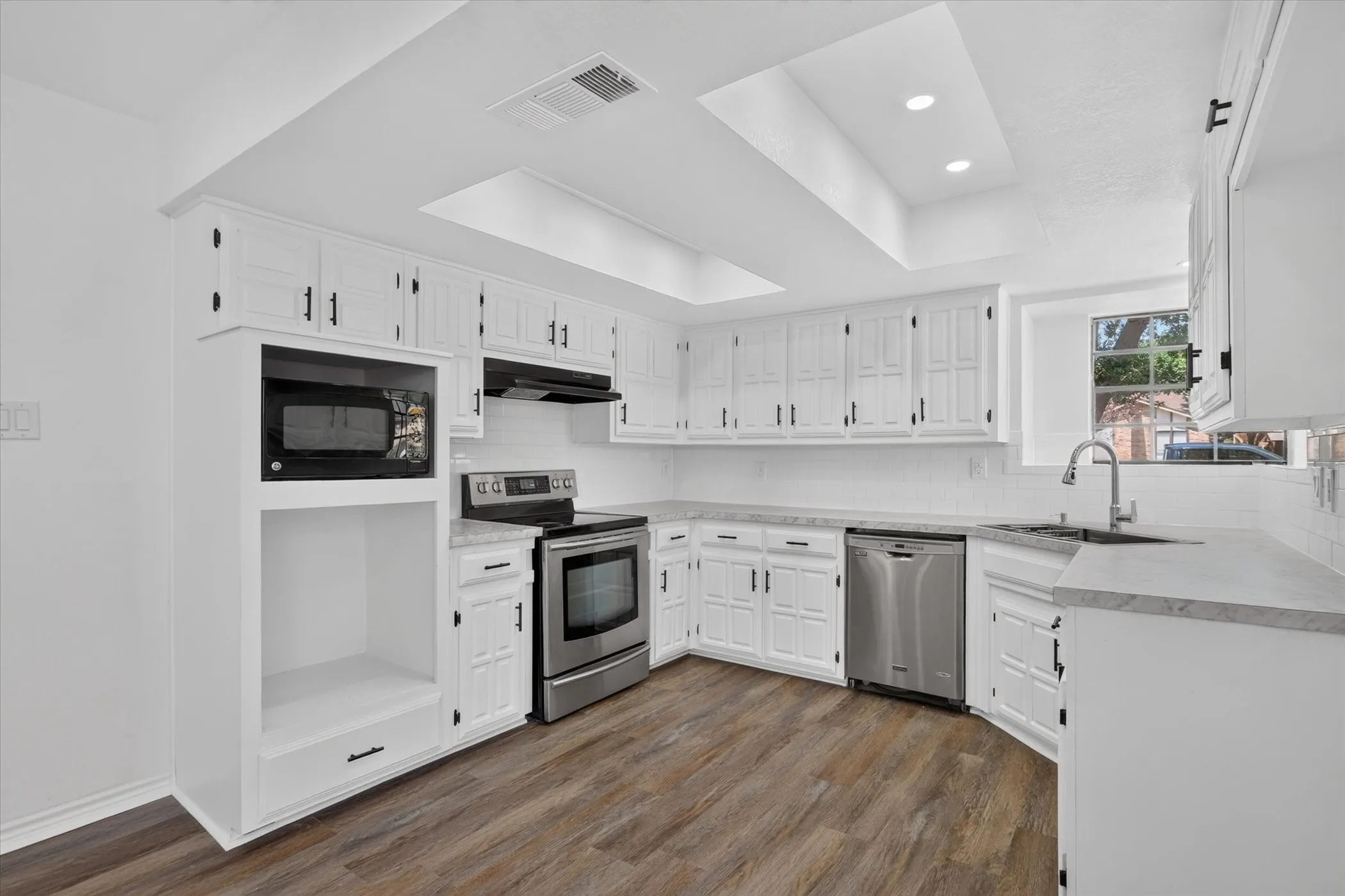 Single Family Residence For Sale in Dallas County , 1830 Hillcroft Drive, Duncanville, Texas 75137, 3 Bedroom, 2 Bathroom, 2 Garage spaces, 1,640 Sqft, built in 1979, mls#21308935, Real Estate Agent in Duncanville, Homes For Sale in Dallas county, Homes For Sale in Duncanville, Realtor in Duncanville Texas, Real Estate Brokerage Independent Realty Texas, Luminita Cordes Realtor