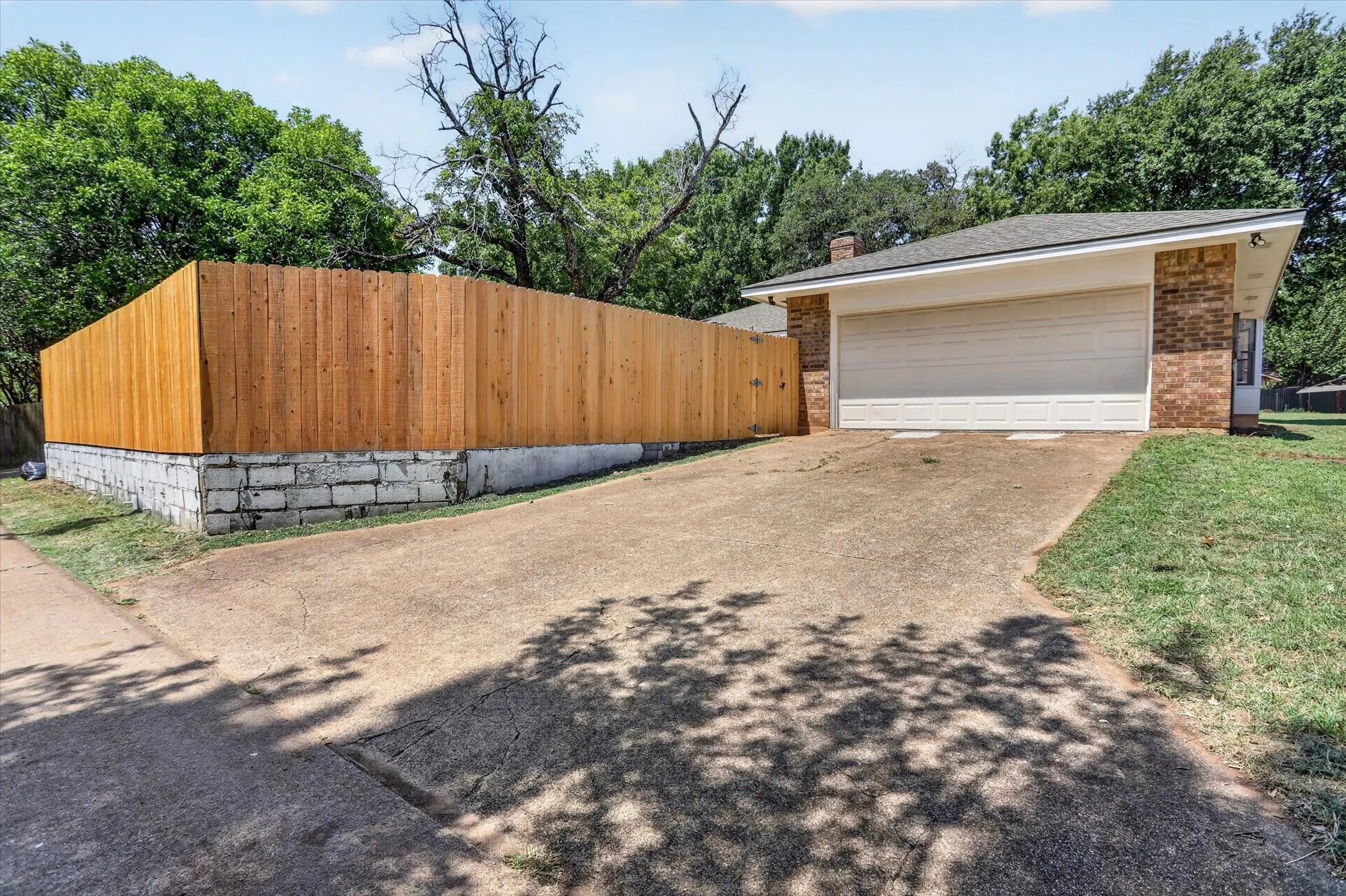 Single Family Residence For Sale in Dallas County , 1830 Hillcroft Drive, Duncanville, Texas 75137, 3 Bedroom, 2 Bathroom, 2 Garage spaces, 1,640 Sqft, built in 1979, mls#21308935, Real Estate Agent in Duncanville, Homes For Sale in Dallas county, Homes For Sale in Duncanville, Realtor in Duncanville Texas, Real Estate Brokerage Independent Realty Texas, Luminita Cordes Realtor