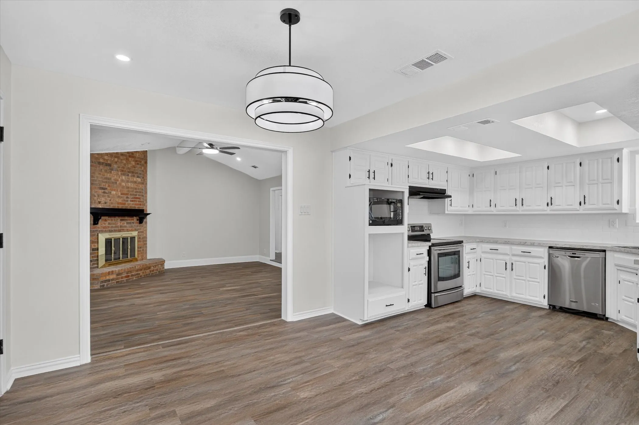 Single Family Residence For Sale in Dallas County , 1830 Hillcroft Drive, Duncanville, Texas 75137, 3 Bedroom, 2 Bathroom, 2 Garage spaces, 1,640 Sqft, built in 1979, mls#21308935, Real Estate Agent in Duncanville, Homes For Sale in Dallas county, Homes For Sale in Duncanville, Realtor in Duncanville Texas, Real Estate Brokerage Independent Realty Texas, Luminita Cordes Realtor