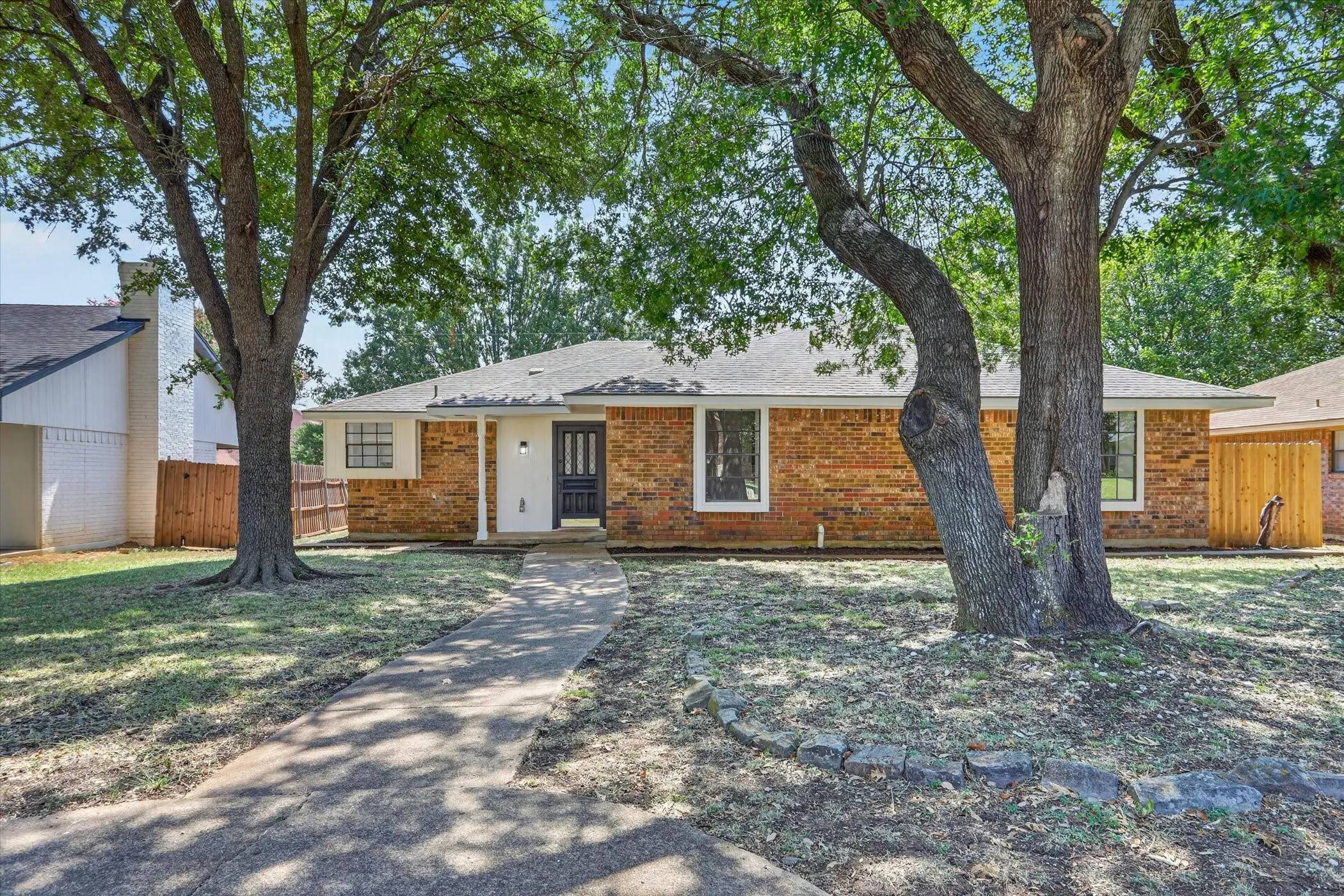 Single Family Residence For Sale in Dallas County , 1830 Hillcroft Drive, Duncanville, Texas 75137, 3 Bedroom, 2 Bathroom, 2 Garage spaces, 1,640 Sqft, built in 1979, mls#21308935, Real Estate Agent in Duncanville, Homes For Sale in Dallas county, Homes For Sale in Duncanville, Realtor in Duncanville Texas, Real Estate Brokerage Independent Realty Texas, Luminita Cordes Realtor