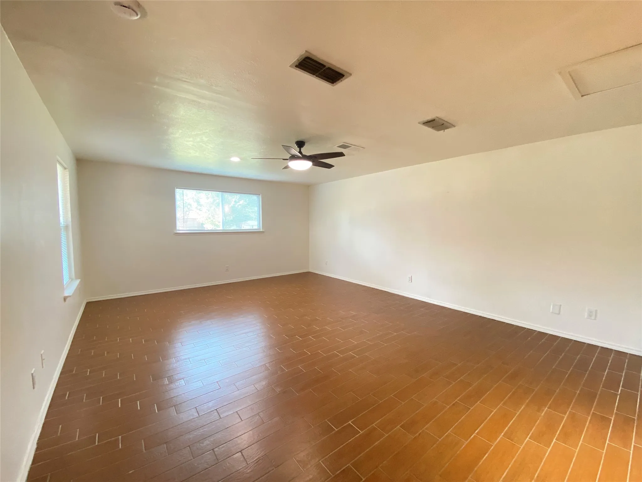 Single Family Residence For Rent in Tarrant County , 2711 Olympia Drive, Arlington, Texas 76013, 4 Bedroom, 2 Bathroom, 2 Garage spaces, 1,581 Sqft, built in 1963, mls#21347743, Real Estate Agent in Arlington, Homes For Rent in Tarrant county, Homes For Rent in Arlington, Realtor in Arlington Texas, Real Estate Brokerage Independent Realty Texas, Luminita Cordes Realtor