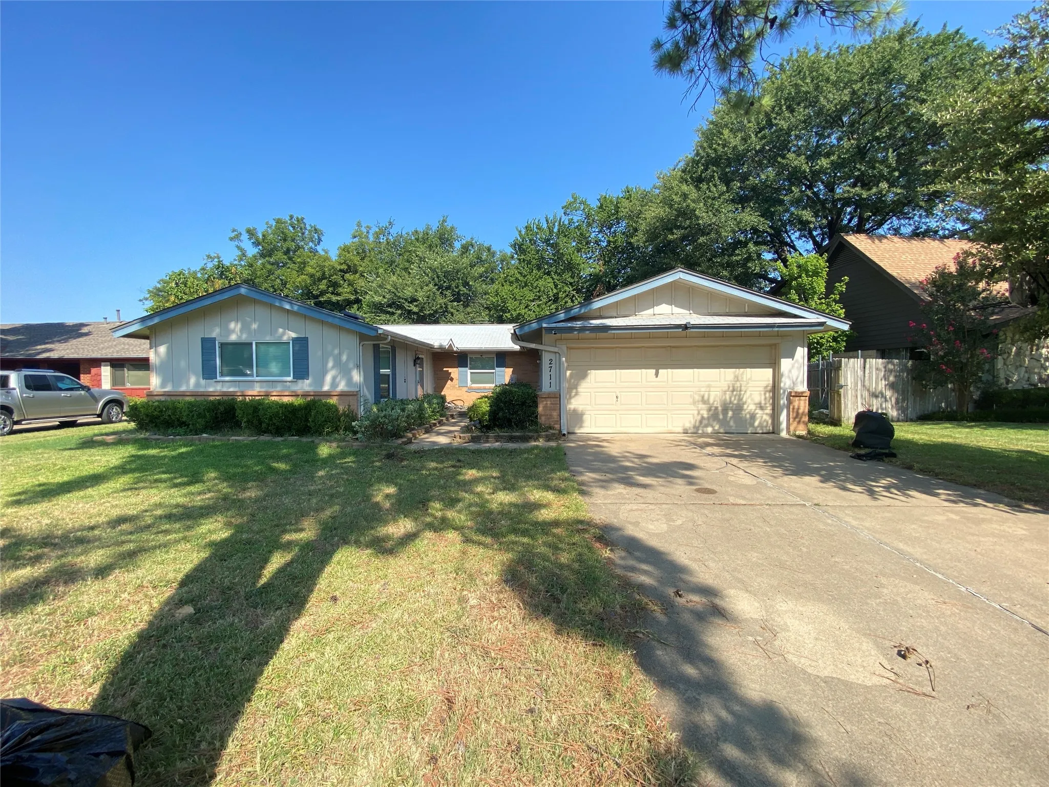 Single Family Residence For Rent in Tarrant County , 2711 Olympia Drive, Arlington, Texas 76013, 4 Bedroom, 2 Bathroom, 2 Garage spaces, 1,581 Sqft, built in 1963, mls#21347743, Real Estate Agent in Arlington, Homes For Rent in Tarrant county, Homes For Rent in Arlington, Realtor in Arlington Texas, Real Estate Brokerage Independent Realty Texas, Luminita Cordes Realtor