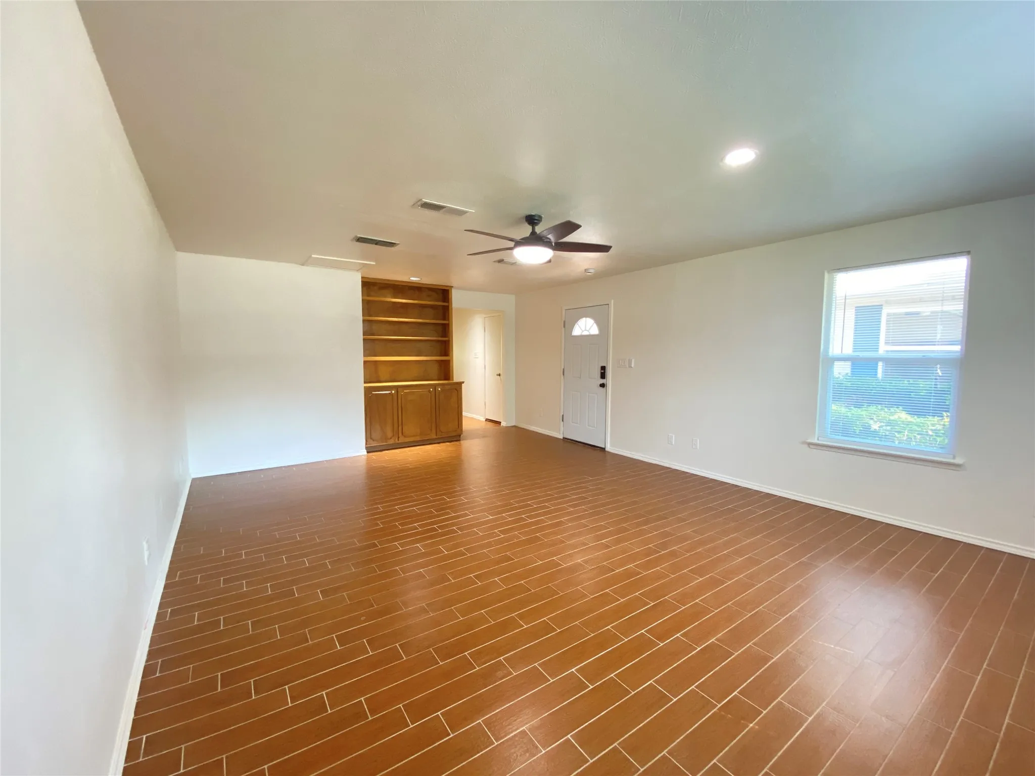 Single Family Residence For Rent in Tarrant County , 2711 Olympia Drive, Arlington, Texas 76013, 4 Bedroom, 2 Bathroom, 2 Garage spaces, 1,581 Sqft, built in 1963, mls#21347743, Real Estate Agent in Arlington, Homes For Rent in Tarrant county, Homes For Rent in Arlington, Realtor in Arlington Texas, Real Estate Brokerage Independent Realty Texas, Luminita Cordes Realtor