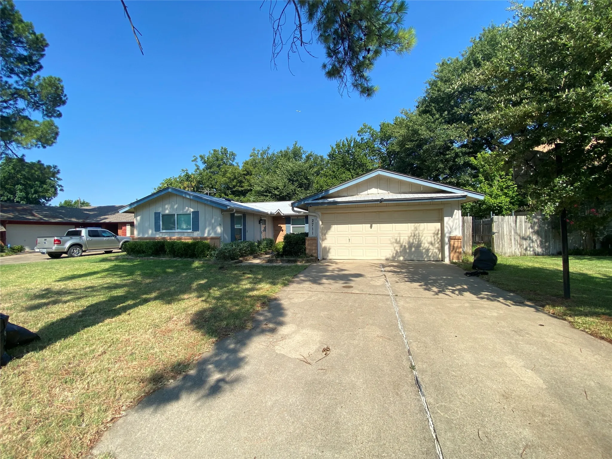 Single Family Residence For Rent in Tarrant County , 2711 Olympia Drive, Arlington, Texas 76013, 4 Bedroom, 2 Bathroom, 2 Garage spaces, 1,581 Sqft, built in 1963, mls#21347743, Real Estate Agent in Arlington, Homes For Rent in Tarrant county, Homes For Rent in Arlington, Realtor in Arlington Texas, Real Estate Brokerage Independent Realty Texas, Luminita Cordes Realtor