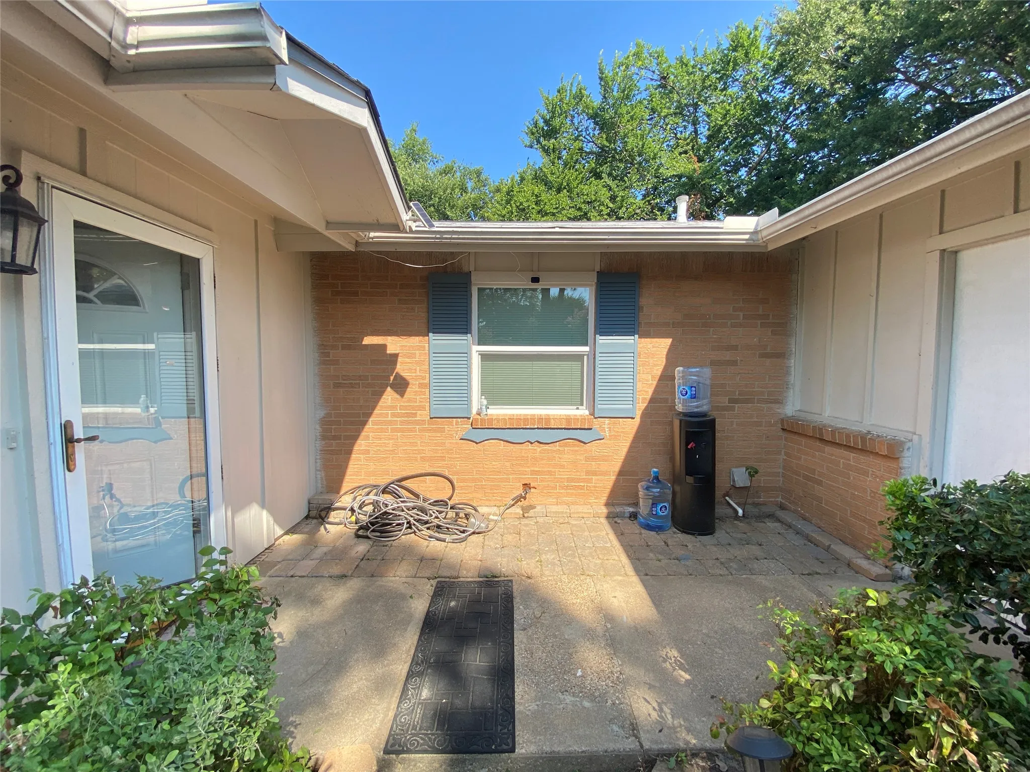 Single Family Residence For Rent in Tarrant County , 2711 Olympia Drive, Arlington, Texas 76013, 4 Bedroom, 2 Bathroom, 2 Garage spaces, 1,581 Sqft, built in 1963, mls#21347743, Real Estate Agent in Arlington, Homes For Rent in Tarrant county, Homes For Rent in Arlington, Realtor in Arlington Texas, Real Estate Brokerage Independent Realty Texas, Luminita Cordes Realtor