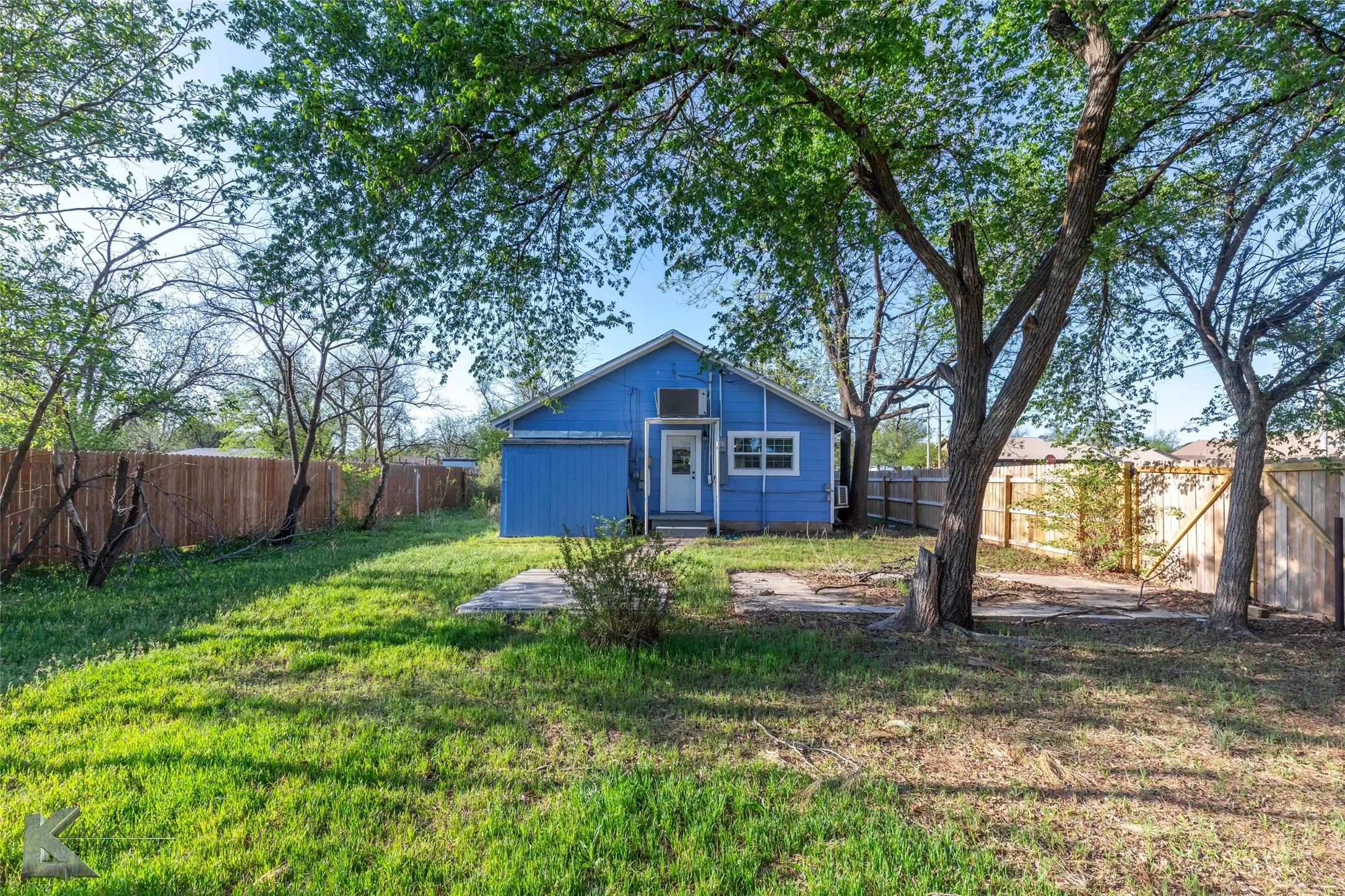 Single Family Residence For Sale in Knox County , 600 SE 3rd Street, Knox City, Texas 79529, 2 Bedrooms, 1 Bathroom, Garage spaces, 1,064 Sqft, built in 0, Price $89,900, mls#21345055, Real Estate Agent in Knox City, Homes For Sale in Knox county, Homes For Sale in Knox City, Realtor in Knox City Texas, Real Estate Brokerage Independent Realty Texas, Luminita Cordes Realtor
