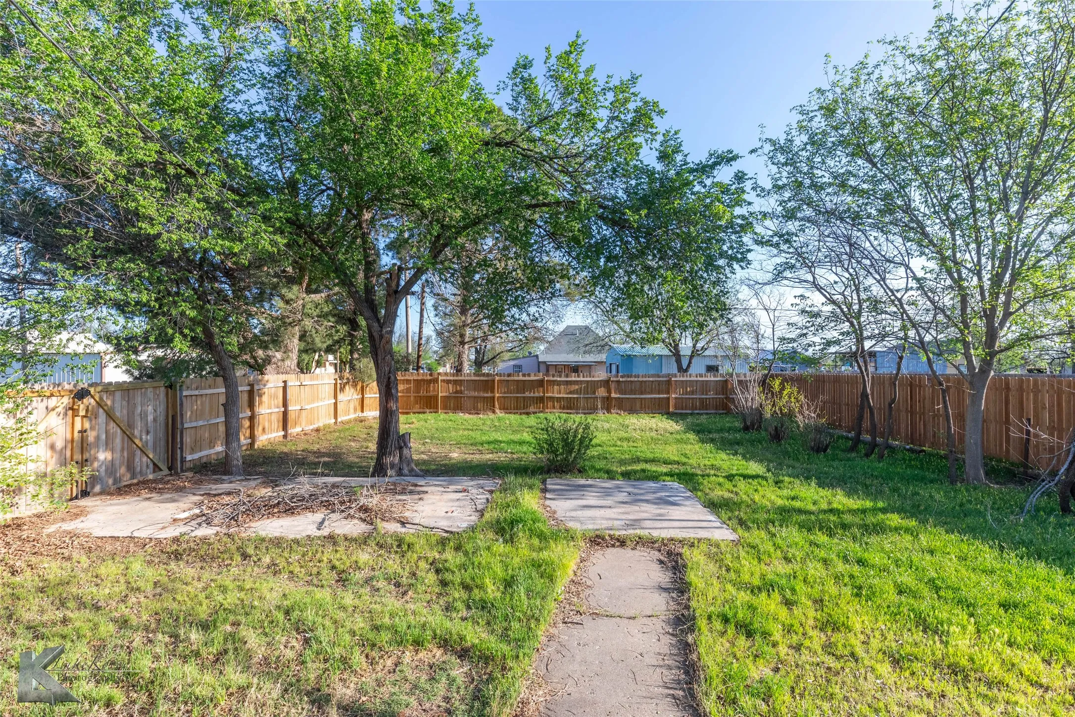 Single Family Residence For Sale in Knox County , 600 SE 3rd Street, Knox City, Texas 79529, 2 Bedrooms, 1 Bathroom, Garage spaces, 1,064 Sqft, built in 0, Price $89,900, mls#21345055, Real Estate Agent in Knox City, Homes For Sale in Knox county, Homes For Sale in Knox City, Realtor in Knox City Texas, Real Estate Brokerage Independent Realty Texas, Luminita Cordes Realtor