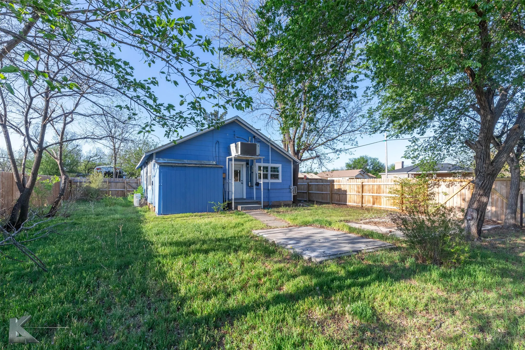 Single Family Residence For Sale in Knox County , 600 SE 3rd Street, Knox City, Texas 79529, 2 Bedrooms, 1 Bathroom, Garage spaces, 1,064 Sqft, built in 0, Price $89,900, mls#21345055, Real Estate Agent in Knox City, Homes For Sale in Knox county, Homes For Sale in Knox City, Realtor in Knox City Texas, Real Estate Brokerage Independent Realty Texas, Luminita Cordes Realtor