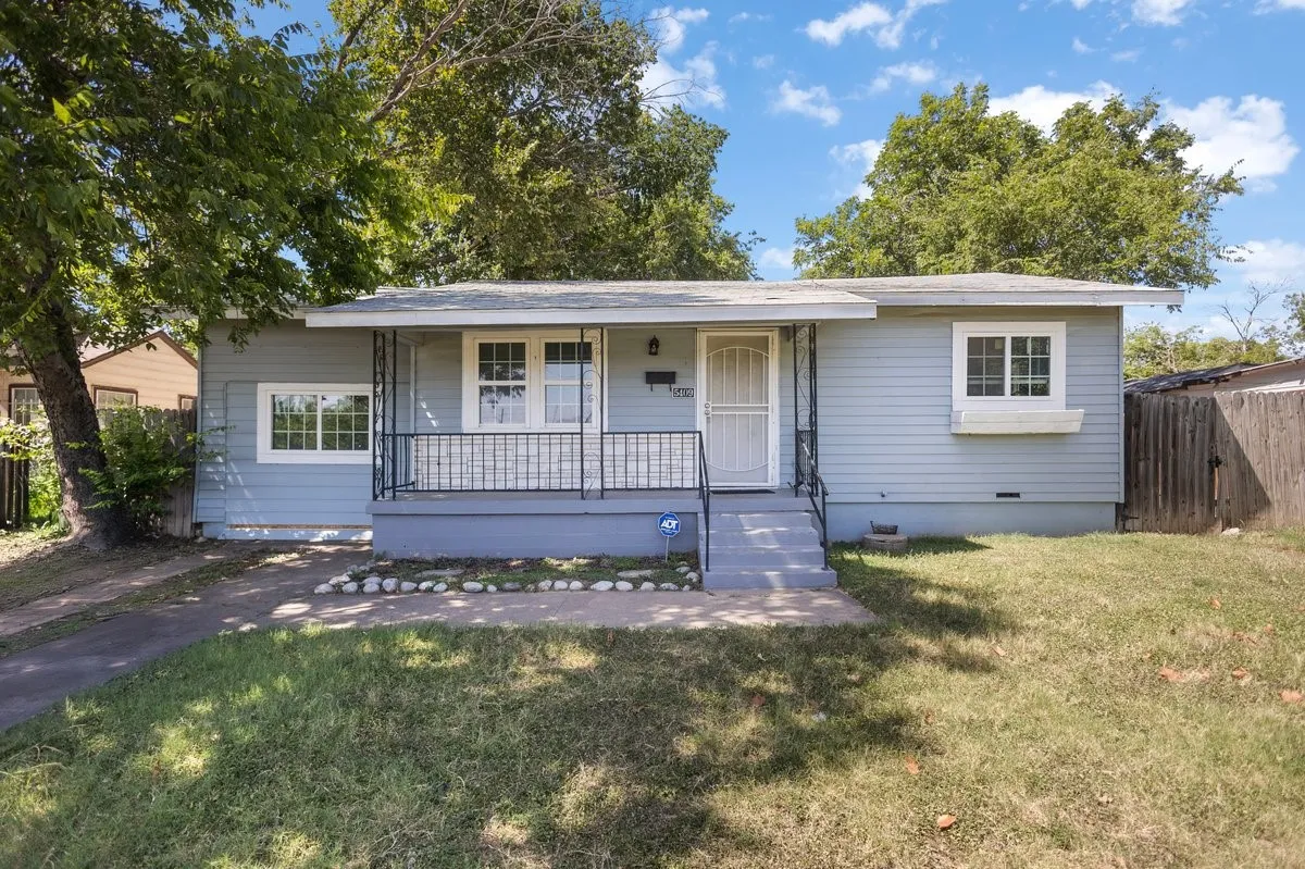 Single Family Residence For Sale in Tarrant County , 5409 Old Handley Road, Fort Worth, Texas 76112, 3 Bedroom, 2 Bathroom, Garage spaces, 1,081 Sqft, built in 1950, mls#21340122, Real Estate Agent in Fort Worth, Homes For Sale in Tarrant county, Homes For Sale in Fort Worth, Realtor in Fort Worth Texas, Real Estate Brokerage Independent Realty Texas, Luminita Cordes Realtor