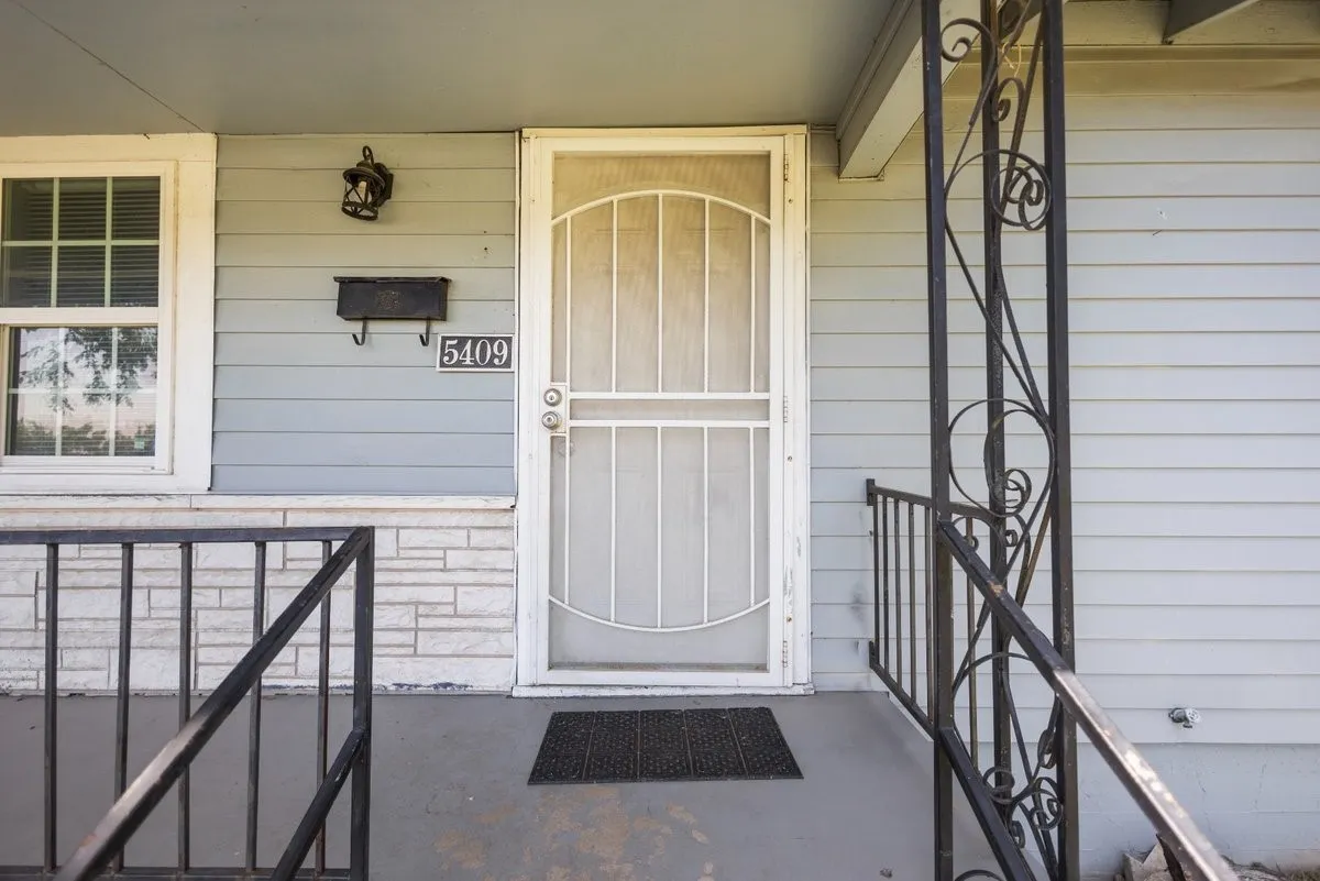 Single Family Residence For Sale in Tarrant County , 5409 Old Handley Road, Fort Worth, Texas 76112, 3 Bedroom, 2 Bathroom, Garage spaces, 1,081 Sqft, built in 1950, mls#21340122, Real Estate Agent in Fort Worth, Homes For Sale in Tarrant county, Homes For Sale in Fort Worth, Realtor in Fort Worth Texas, Real Estate Brokerage Independent Realty Texas, Luminita Cordes Realtor