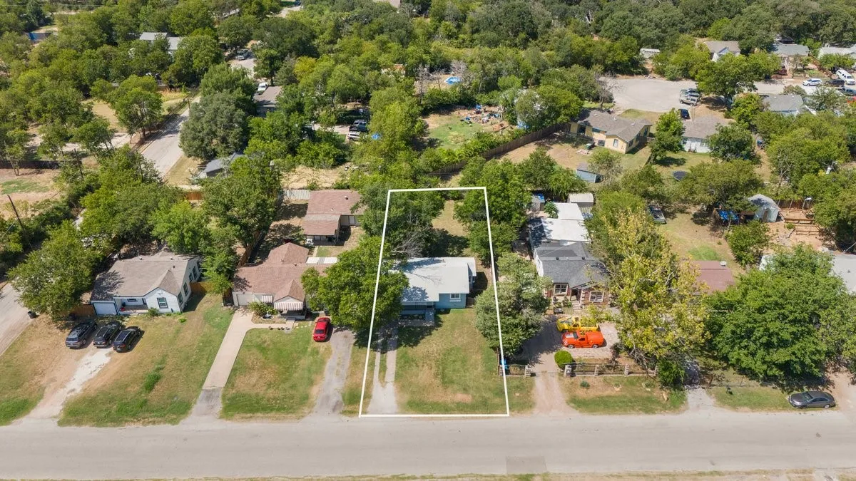Single Family Residence For Sale in Tarrant County , 5409 Old Handley Road, Fort Worth, Texas 76112, 3 Bedroom, 2 Bathroom, Garage spaces, 1,081 Sqft, built in 1950, mls#21340122, Real Estate Agent in Fort Worth, Homes For Sale in Tarrant county, Homes For Sale in Fort Worth, Realtor in Fort Worth Texas, Real Estate Brokerage Independent Realty Texas, Luminita Cordes Realtor