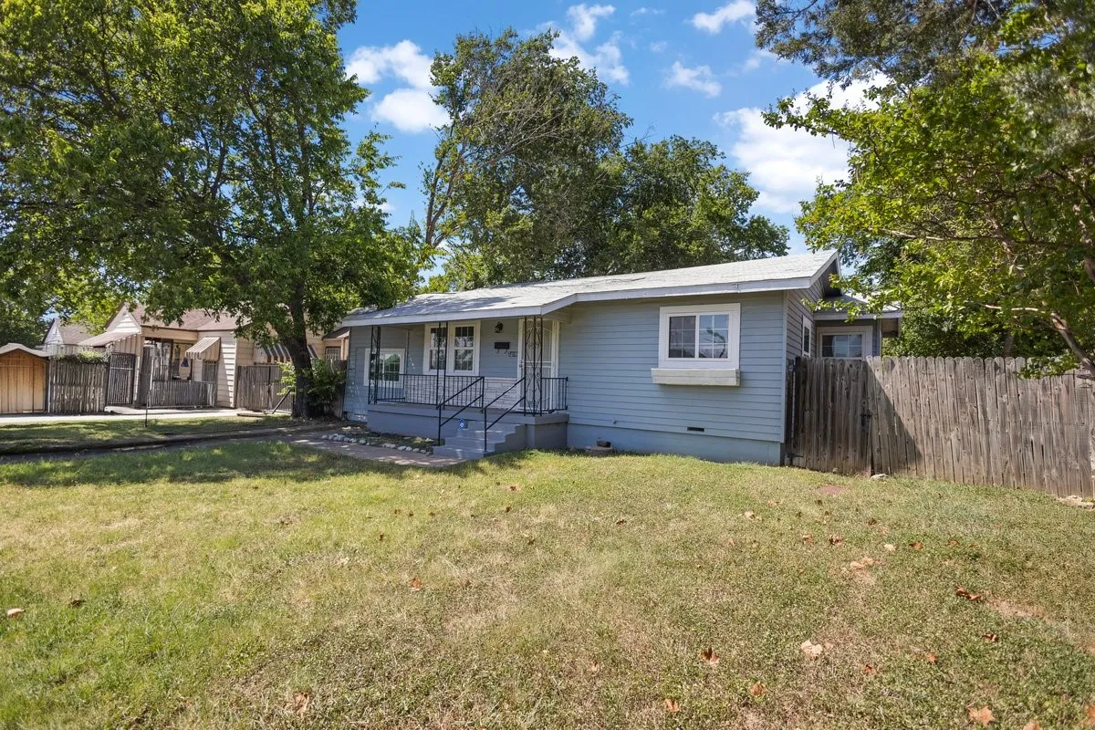 Single Family Residence For Sale in Tarrant County , 5409 Old Handley Road, Fort Worth, Texas 76112, 3 Bedroom, 2 Bathroom, Garage spaces, 1,081 Sqft, built in 1950, mls#21340122, Real Estate Agent in Fort Worth, Homes For Sale in Tarrant county, Homes For Sale in Fort Worth, Realtor in Fort Worth Texas, Real Estate Brokerage Independent Realty Texas, Luminita Cordes Realtor