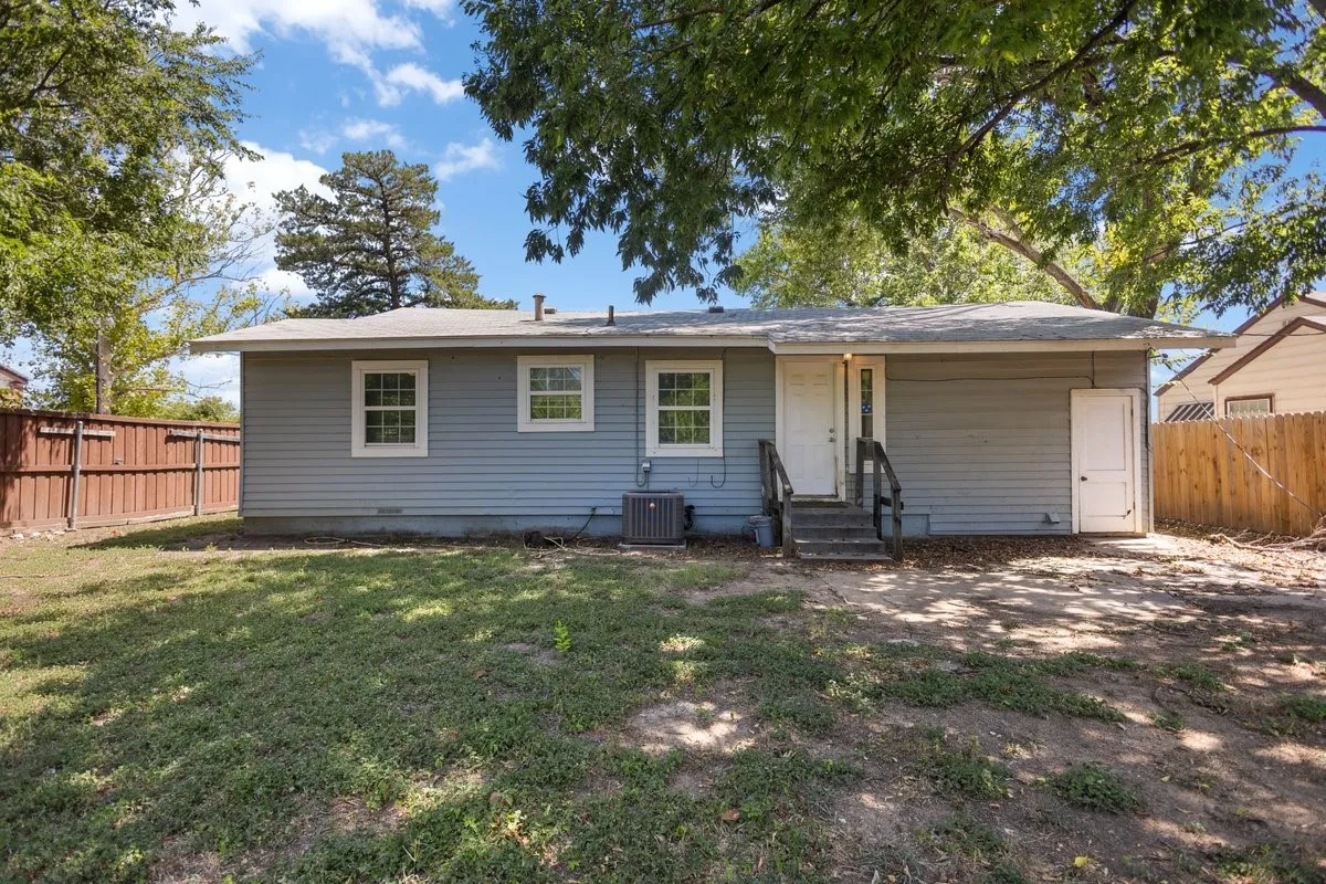Single Family Residence For Sale in Tarrant County , 5409 Old Handley Road, Fort Worth, Texas 76112, 3 Bedroom, 2 Bathroom, Garage spaces, 1,081 Sqft, built in 1950, mls#21340122, Real Estate Agent in Fort Worth, Homes For Sale in Tarrant county, Homes For Sale in Fort Worth, Realtor in Fort Worth Texas, Real Estate Brokerage Independent Realty Texas, Luminita Cordes Realtor