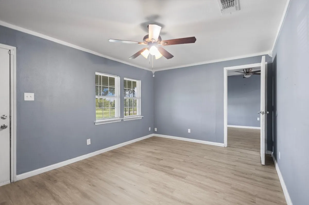 Single Family Residence For Sale in Tarrant County , 5409 Old Handley Road, Fort Worth, Texas 76112, 3 Bedroom, 2 Bathroom, Garage spaces, 1,081 Sqft, built in 1950, mls#21340122, Real Estate Agent in Fort Worth, Homes For Sale in Tarrant county, Homes For Sale in Fort Worth, Realtor in Fort Worth Texas, Real Estate Brokerage Independent Realty Texas, Luminita Cordes Realtor