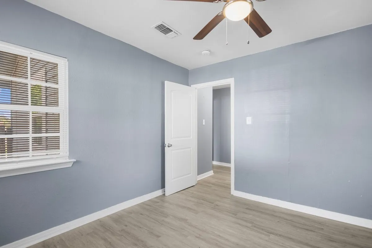 Single Family Residence For Sale in Tarrant County , 5409 Old Handley Road, Fort Worth, Texas 76112, 3 Bedroom, 2 Bathroom, Garage spaces, 1,081 Sqft, built in 1950, mls#21340122, Real Estate Agent in Fort Worth, Homes For Sale in Tarrant county, Homes For Sale in Fort Worth, Realtor in Fort Worth Texas, Real Estate Brokerage Independent Realty Texas, Luminita Cordes Realtor