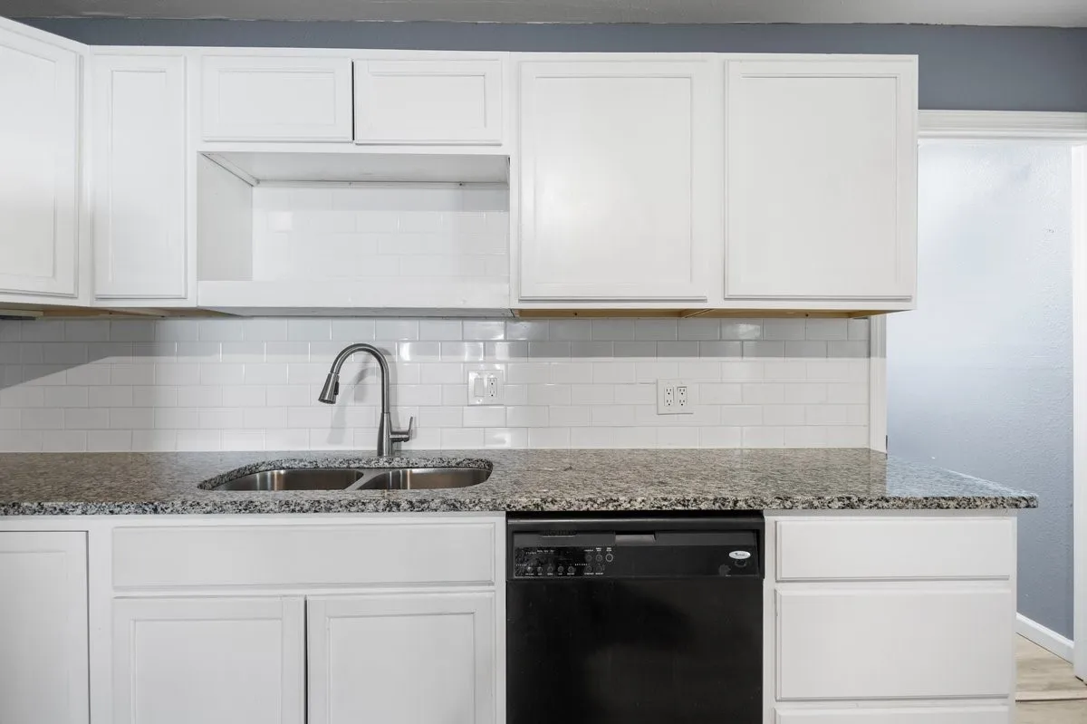 Single Family Residence For Sale in Tarrant County , 5409 Old Handley Road, Fort Worth, Texas 76112, 3 Bedroom, 2 Bathroom, Garage spaces, 1,081 Sqft, built in 1950, mls#21340122, Real Estate Agent in Fort Worth, Homes For Sale in Tarrant county, Homes For Sale in Fort Worth, Realtor in Fort Worth Texas, Real Estate Brokerage Independent Realty Texas, Luminita Cordes Realtor