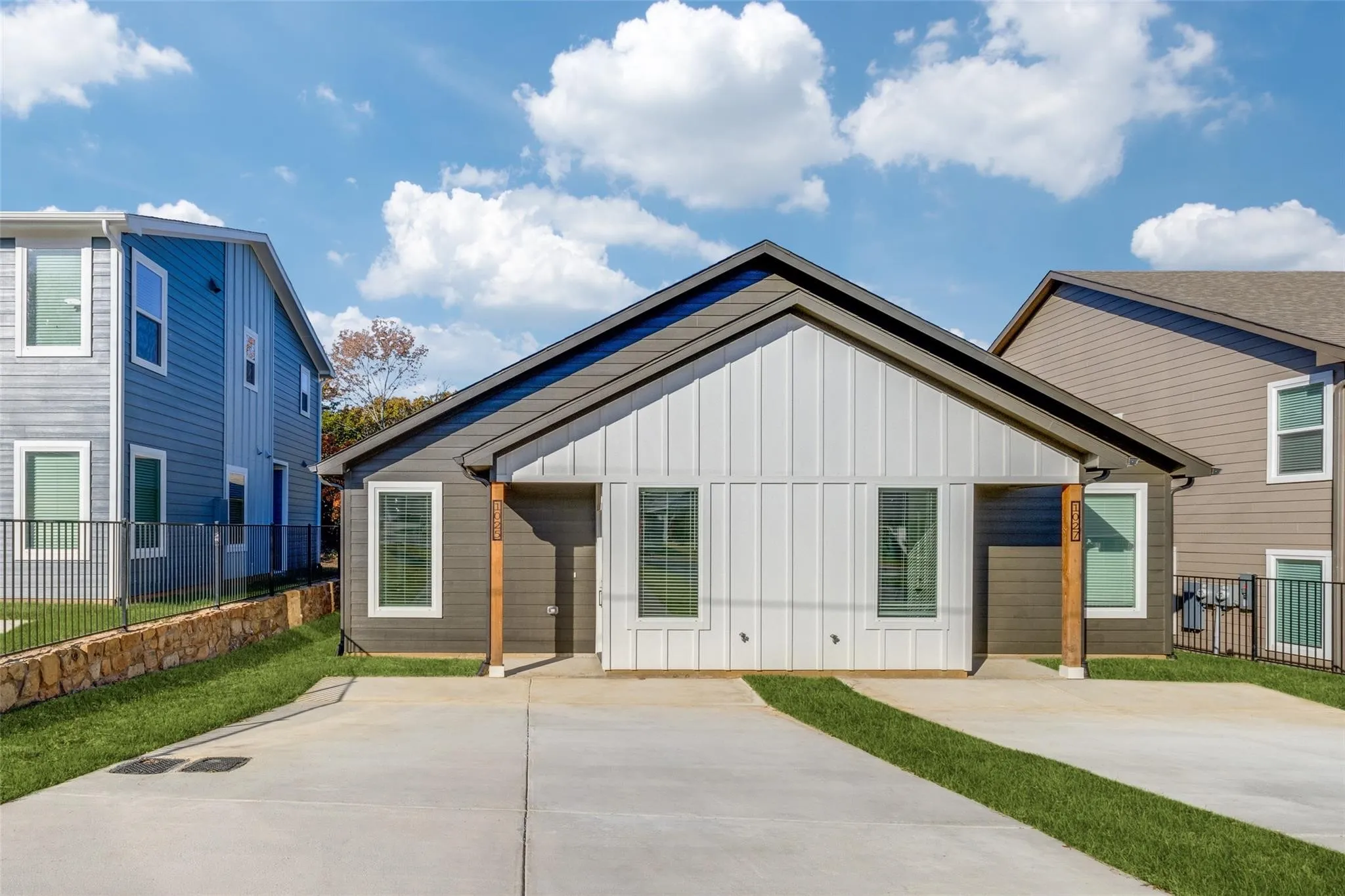 Duplex For Rent in Grayson County , 1025 Ray Drive, Denison, Texas 75020, 3 Bedroom, 2 Bathroom, Garage spaces, 1,368 Sqft, built in 2023, mls#21347861, Real Estate Agent in Denison, Homes For Rent in Grayson county, Homes For Rent in Denison, Realtor in Denison Texas, Real Estate Brokerage Independent Realty Texas, Luminita Cordes Realtor
