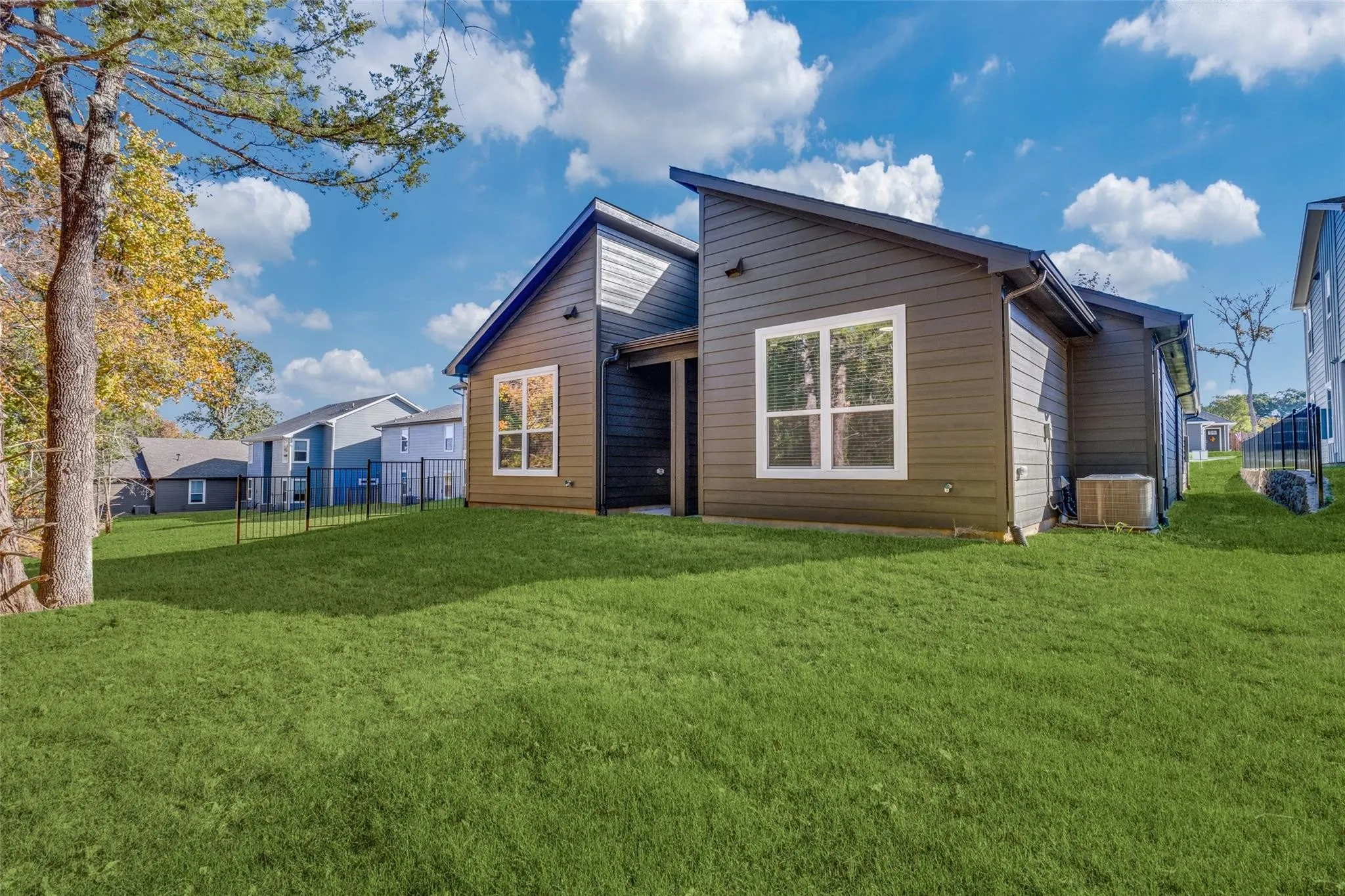 Duplex For Rent in Grayson County , 1025 Ray Drive, Denison, Texas 75020, 3 Bedroom, 2 Bathroom, Garage spaces, 1,368 Sqft, built in 2023, mls#21347861, Real Estate Agent in Denison, Homes For Rent in Grayson county, Homes For Rent in Denison, Realtor in Denison Texas, Real Estate Brokerage Independent Realty Texas, Luminita Cordes Realtor